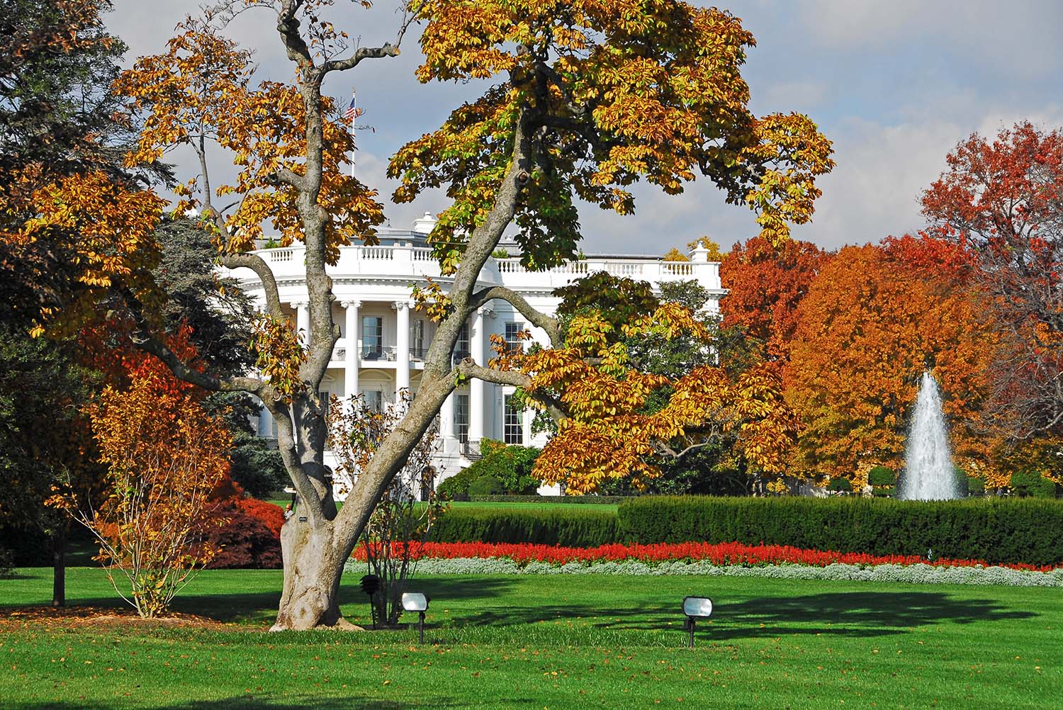 United_States_White_House_Presidential_Mansion_Residence_Autumn_Landscaping_Tourism_Washington_DC.jpg