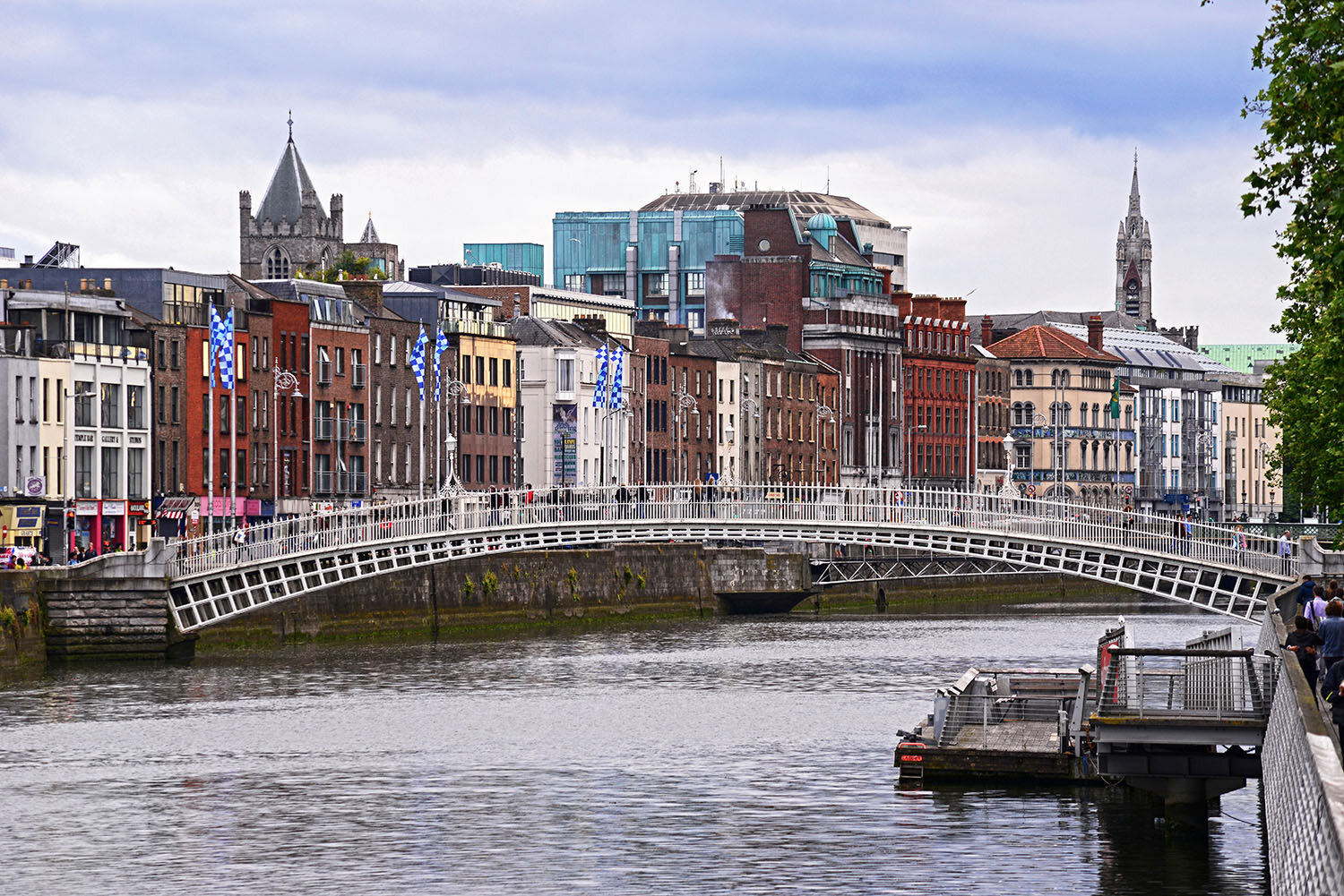 Ha_Penny_Bridge_Tourists_Tourism_Dublin_Ireland.jpg