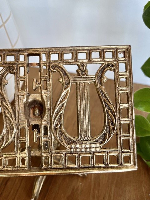 brass_music_stand_2.jpeg