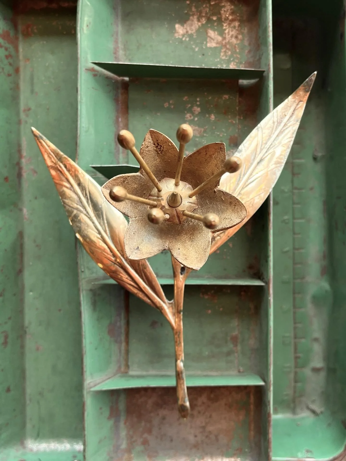 A brass floral sculpture - or an ashtray?! See the details in my online shop. Link in bio.