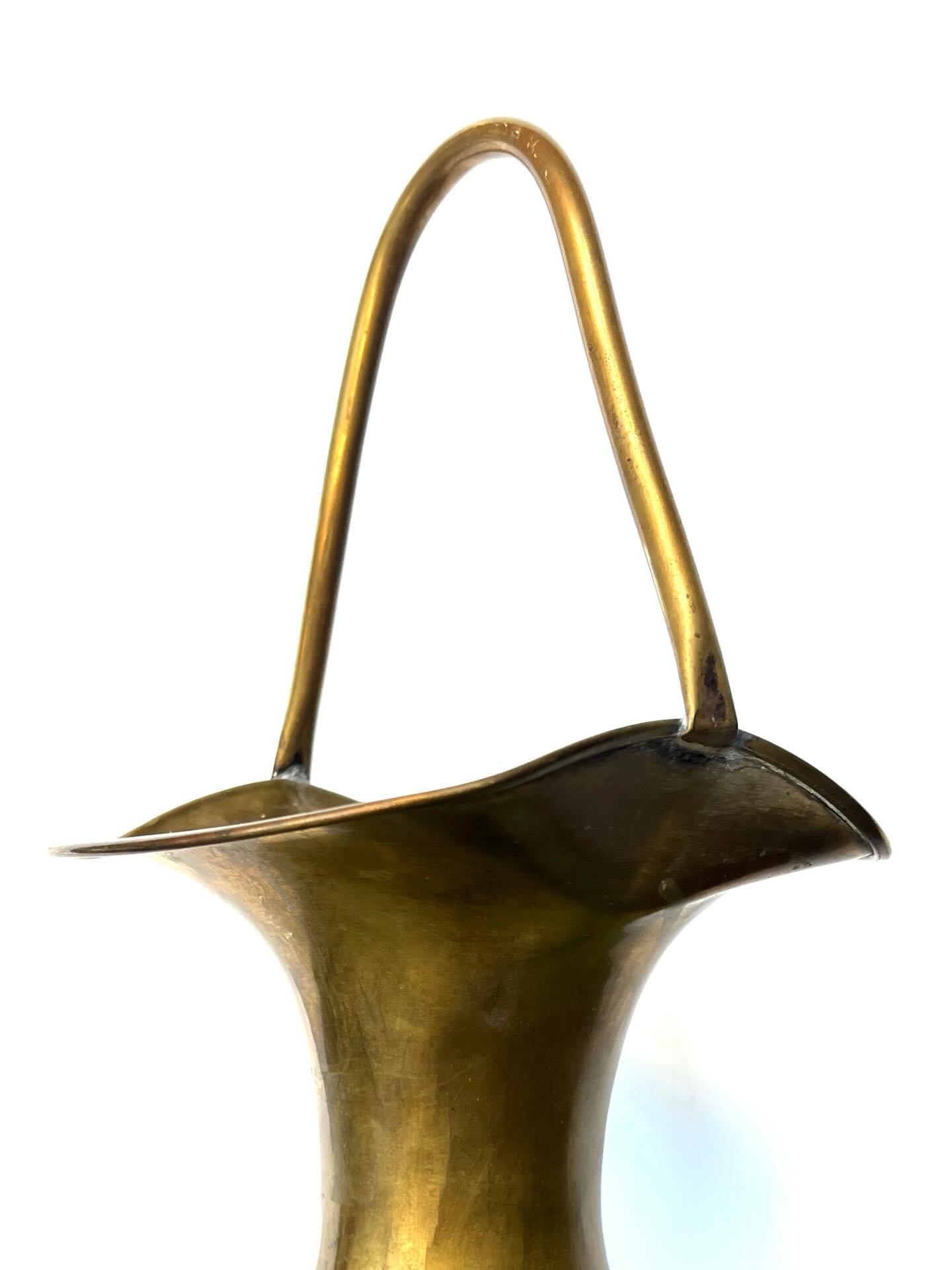 Vintage brass basket. Available in my online shop. Link in bio.