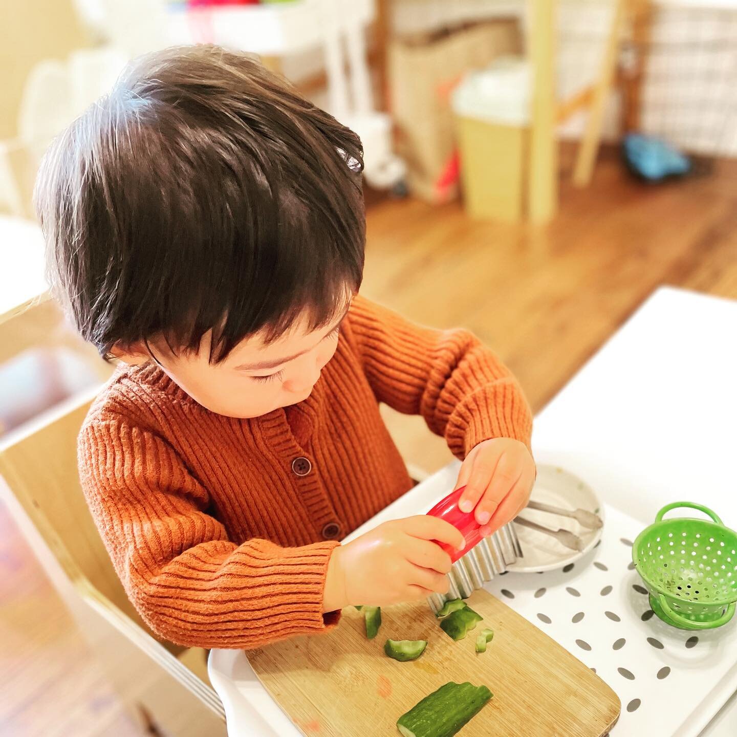 Cucumber cutting has been a big hit in our toddler community🥒

The setup is the same as the apple slicing. It simply promotes: 

⚫︎eye-hand coordination
⚫︎large motor skills
⚫︎maximun effort
⚫︎sense of care for self
⚫︎how to compost♻️

Make sure you