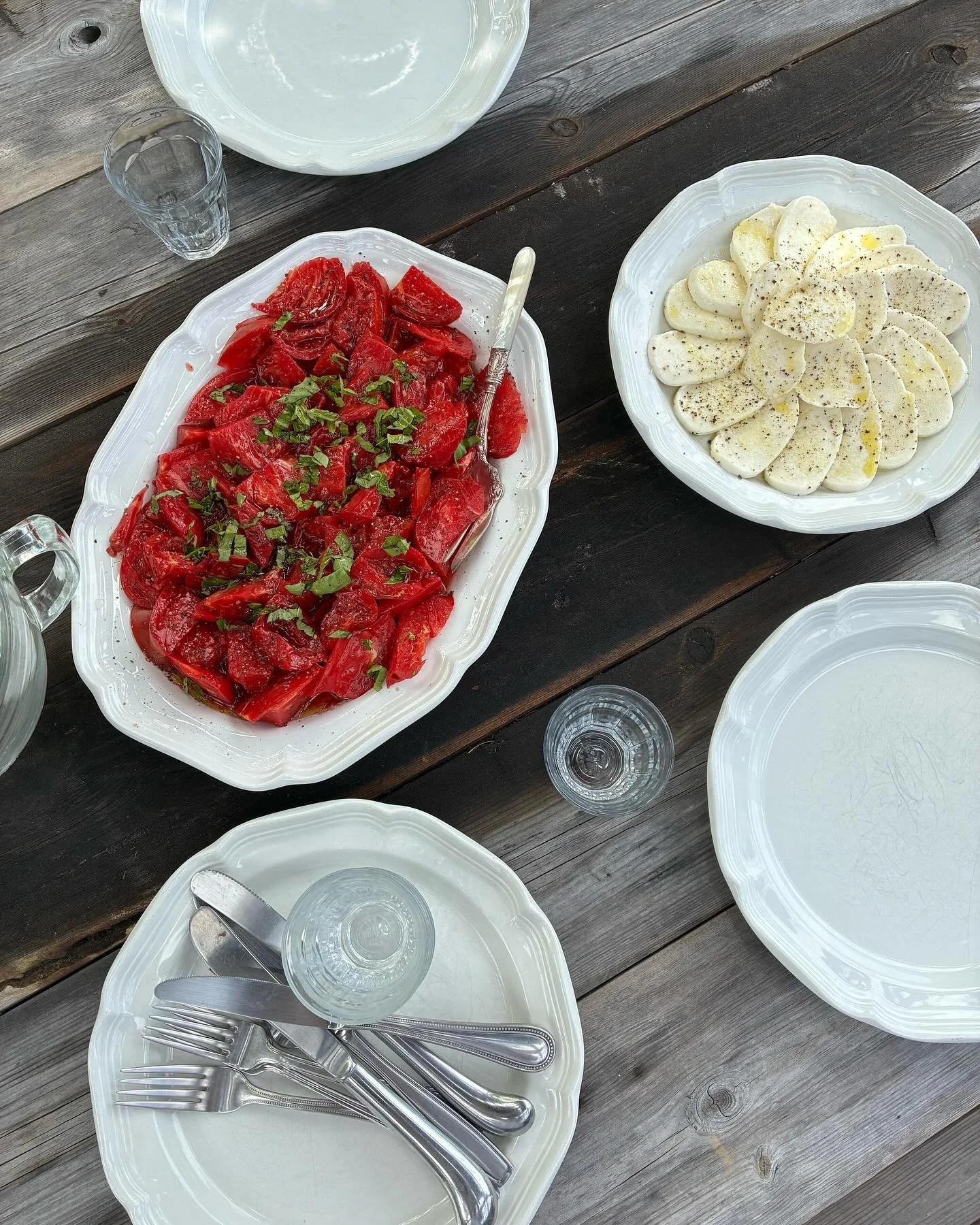 Favorite Northern California season &amp; lunchtime simplicity in daily rotation 

#tomatoseason
#caprese
