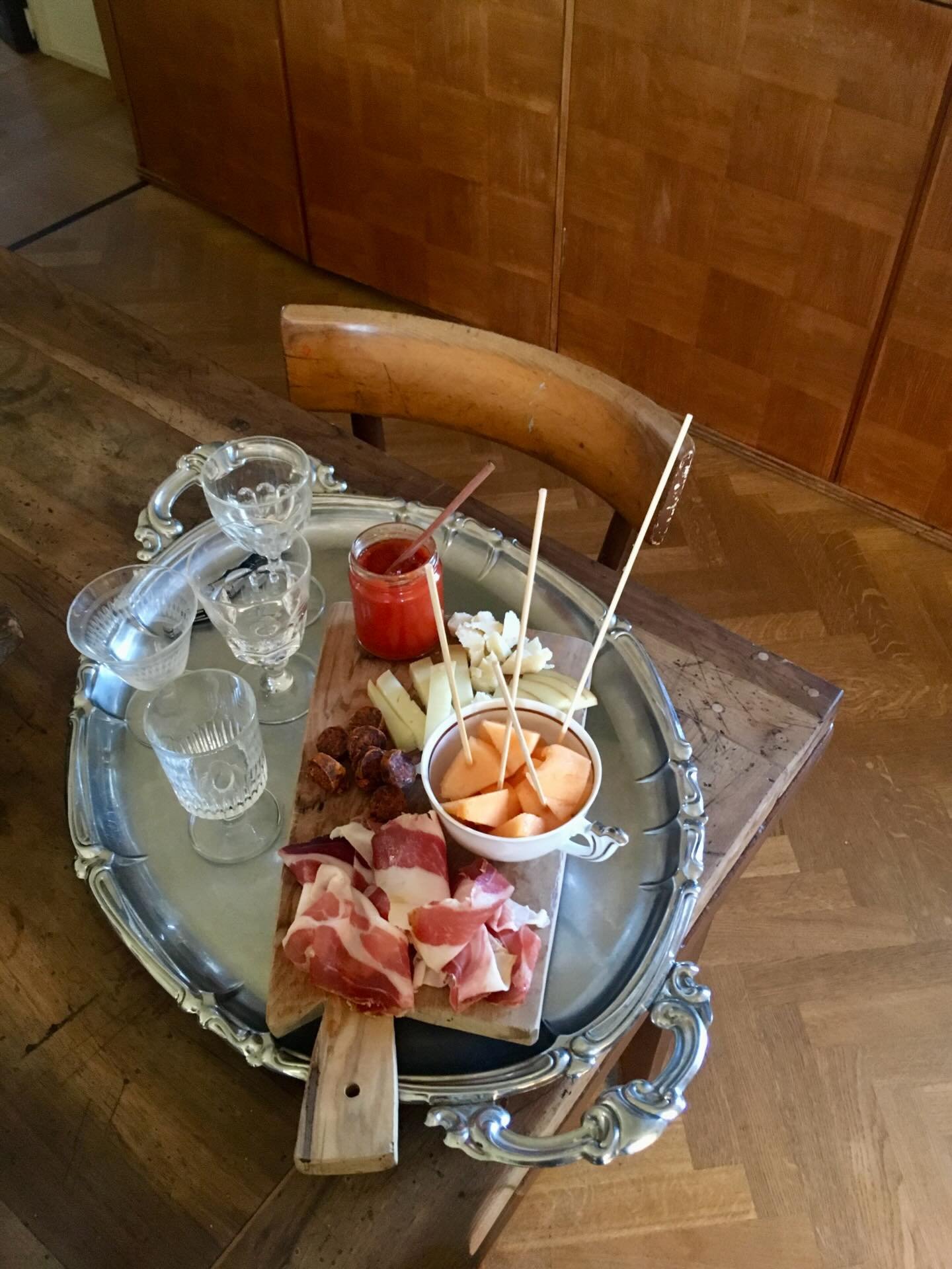 Looking thru my camera roll, I came across this impromptu aperitivo in @raffaellacova&rsquo;s fabulous {midcentury Milanese pharmacy cabinetry} kitchen in Montalcino many moons ago - the first spark of a creative collaboration eventually leading to a