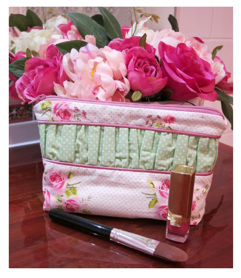 Baby Lock Workshop.  Cosmetic purse with zipper and piping.