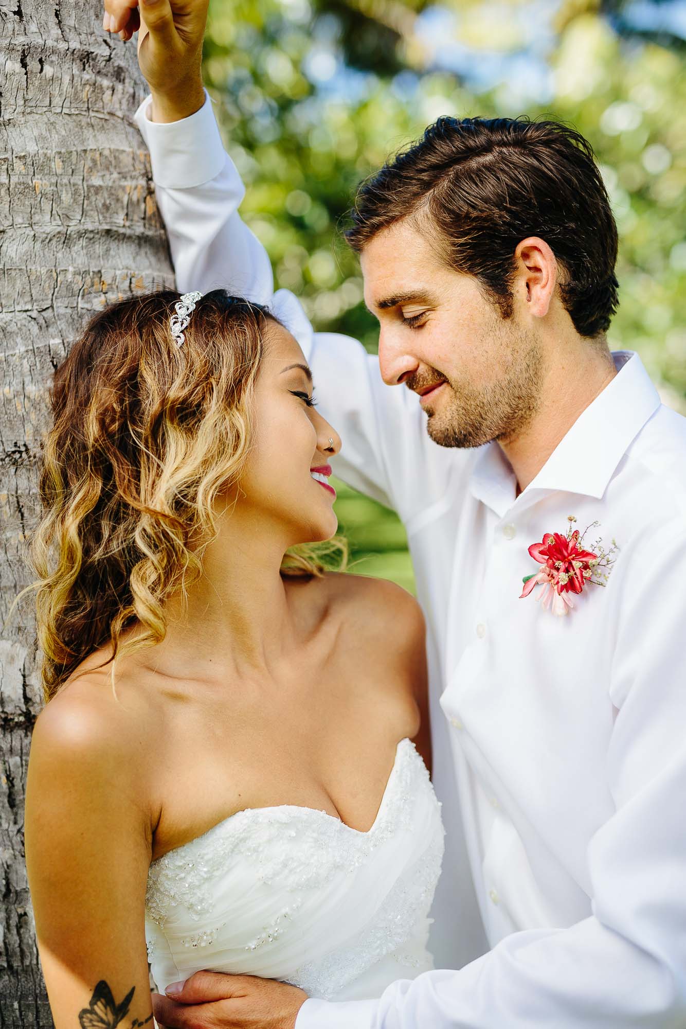 Couple posing by a palm tree