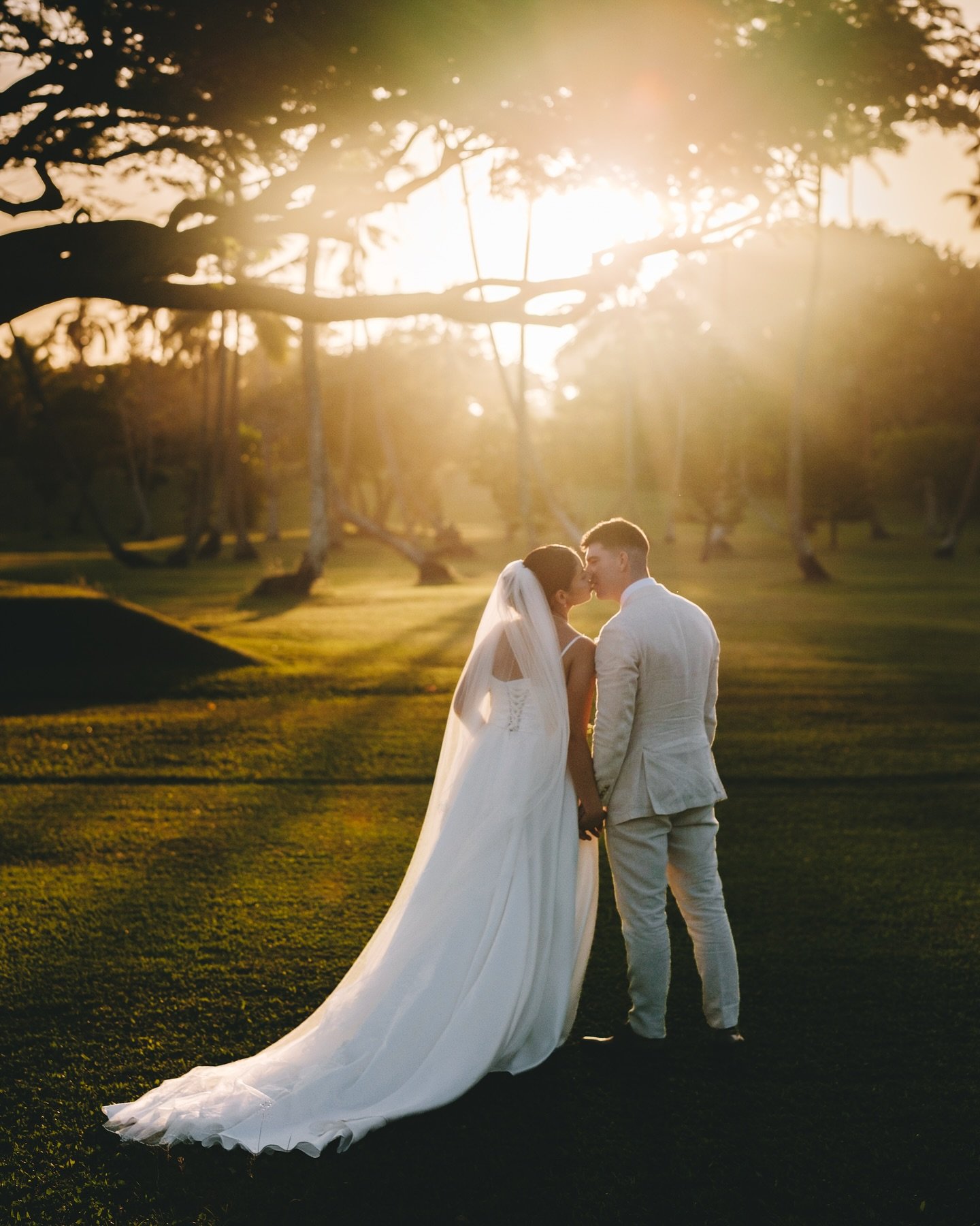 KATARINA &amp; NATHAN 🤎 and all the love, on a beautiful afternoon among the swaying palms of Shangri-La Yanuca Island, Fiji.