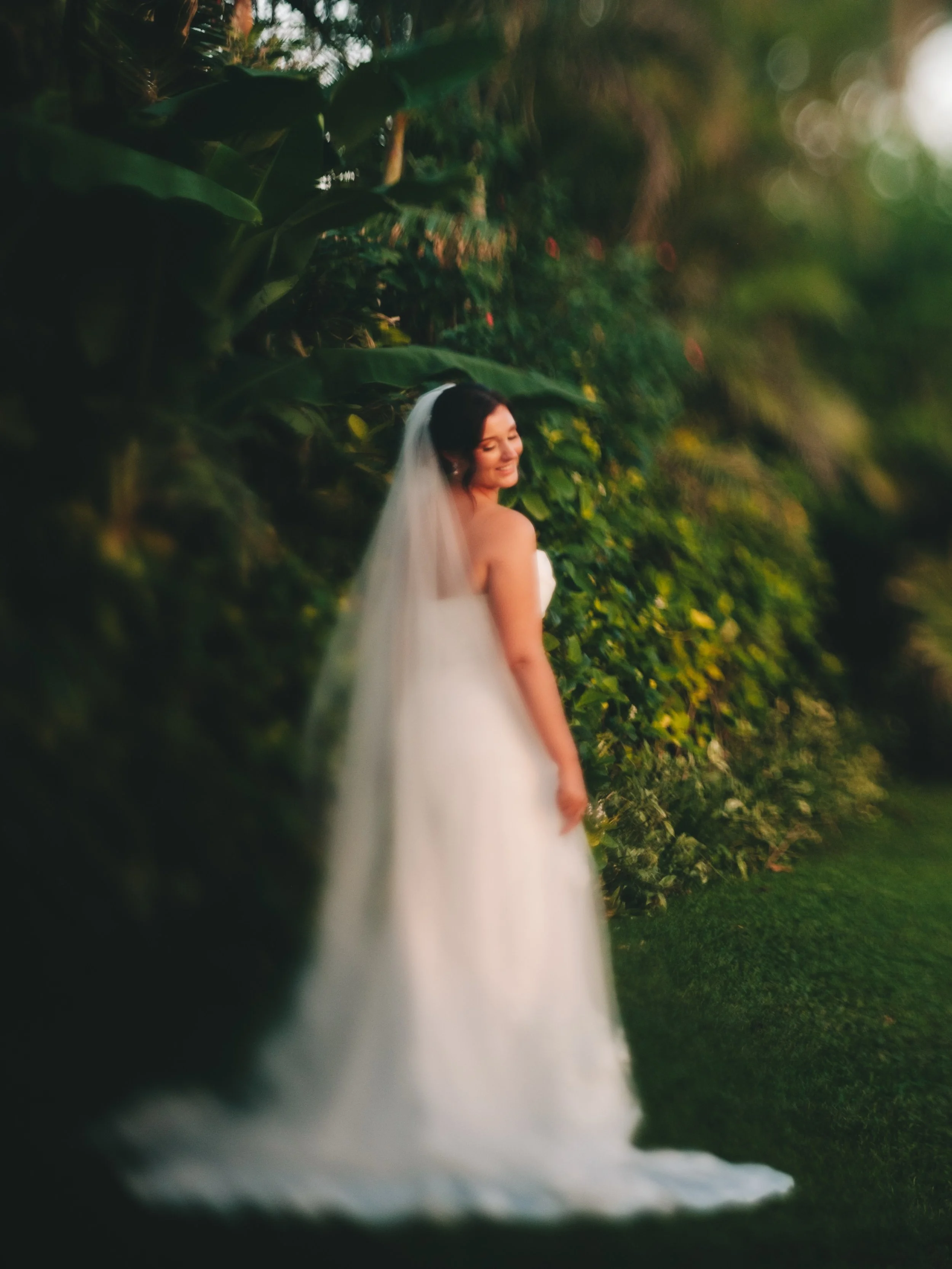 Don&rsquo;t often get a chance to take the old Soviet out of the bag. A 40 year old lens based off an 87 year old design. Thank you Danni &amp; Brandon for having us on your day 🤎

#helios #preview #fijiwedding #sofitelfiji #weddingphotography