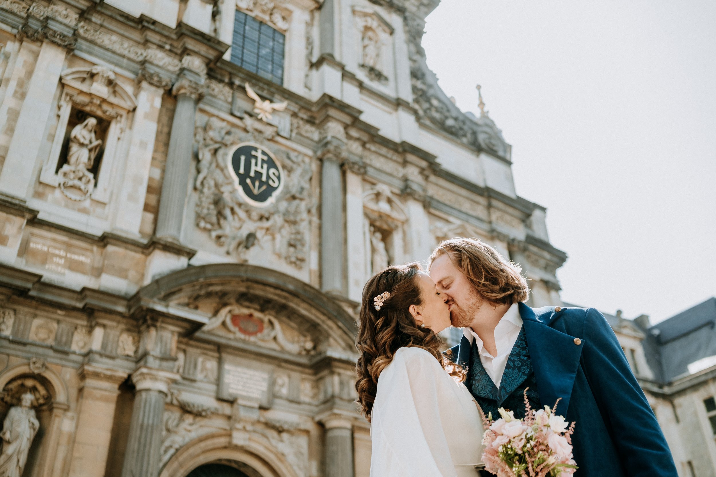 Janis en Pieter-Jan tijdens hun huwelijk in Antwerpen