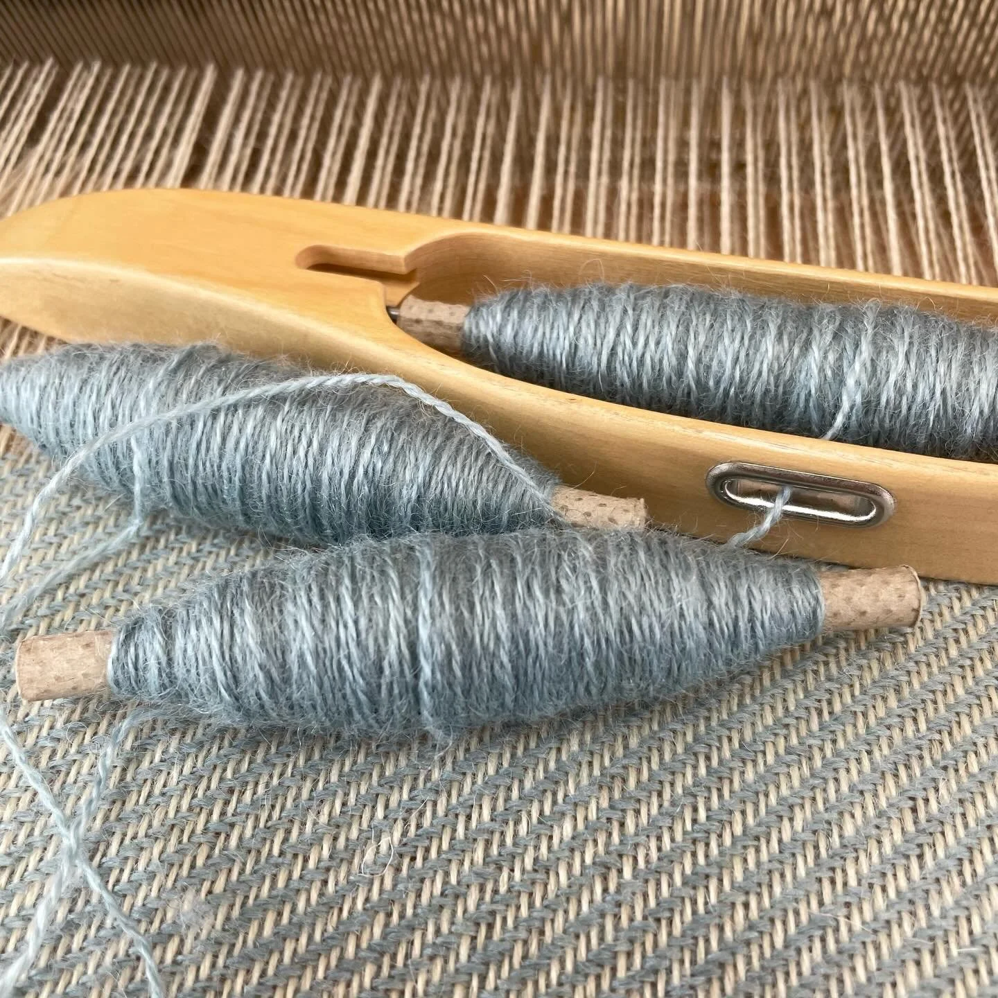 It's taken a while but the beautiful indigo yarn I dyed with friends back in the autumn is now on the loom.  A simple twill and a few stripes will show off the soft colour and even softer yarn from a single Cumbrian farm. 

#britishwool #indigo #wove