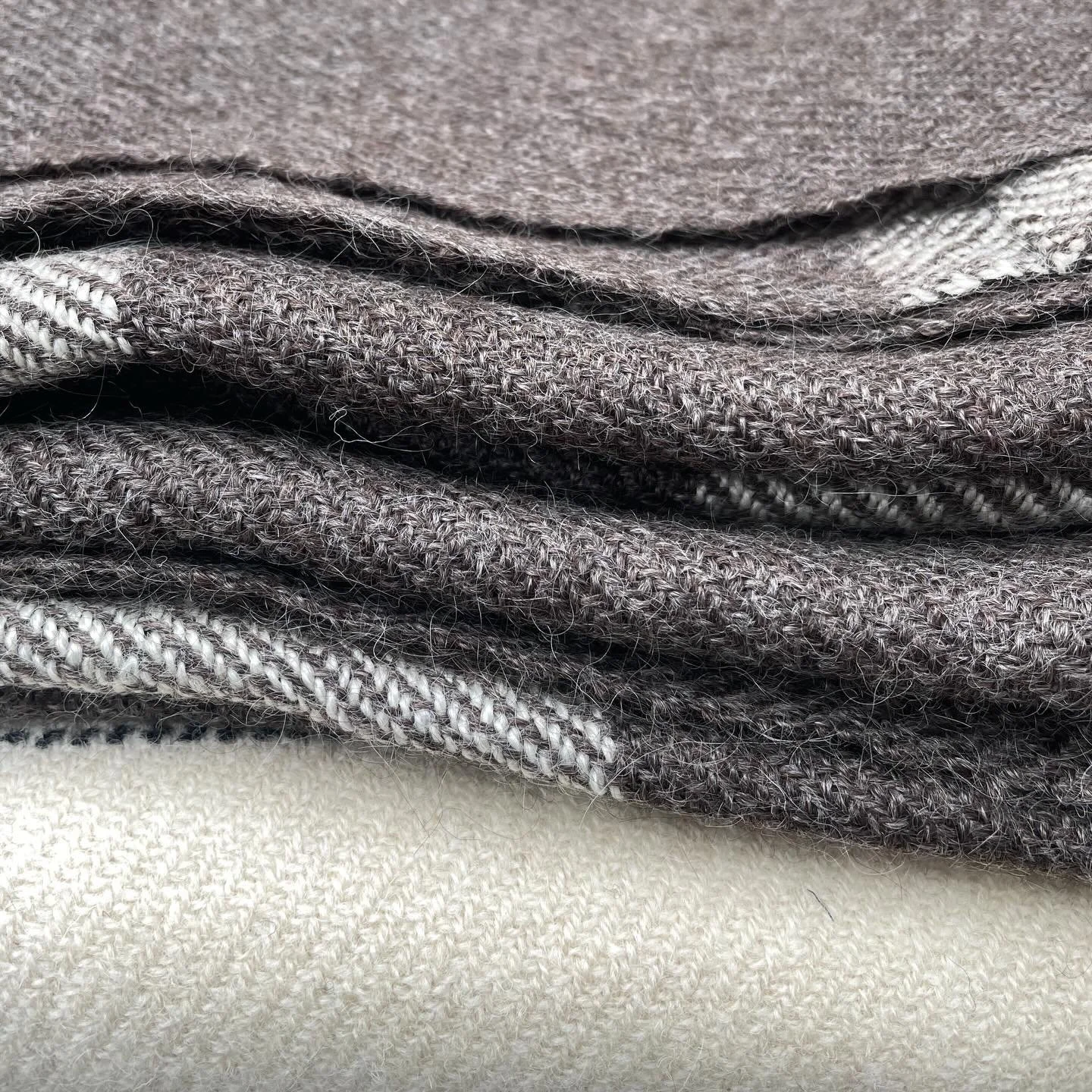 I'm not sure what the weather is going to do next but I'm pretty sure I'm going to need a blanket

#britishwool #slowcraft #interiortextiles