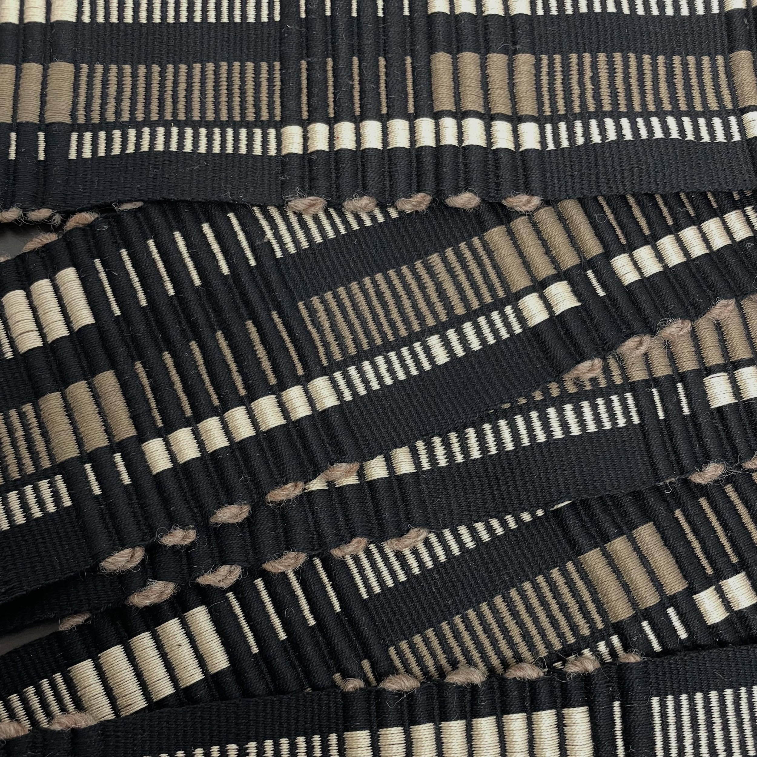 Respect to the repp weavers out there, that suited my design brain down to the ground but it's a little bit hard on the hands

Shetland wool roving with cotton from my stash - plain weave can be so interesting

#reppweave #handwoven #texture
