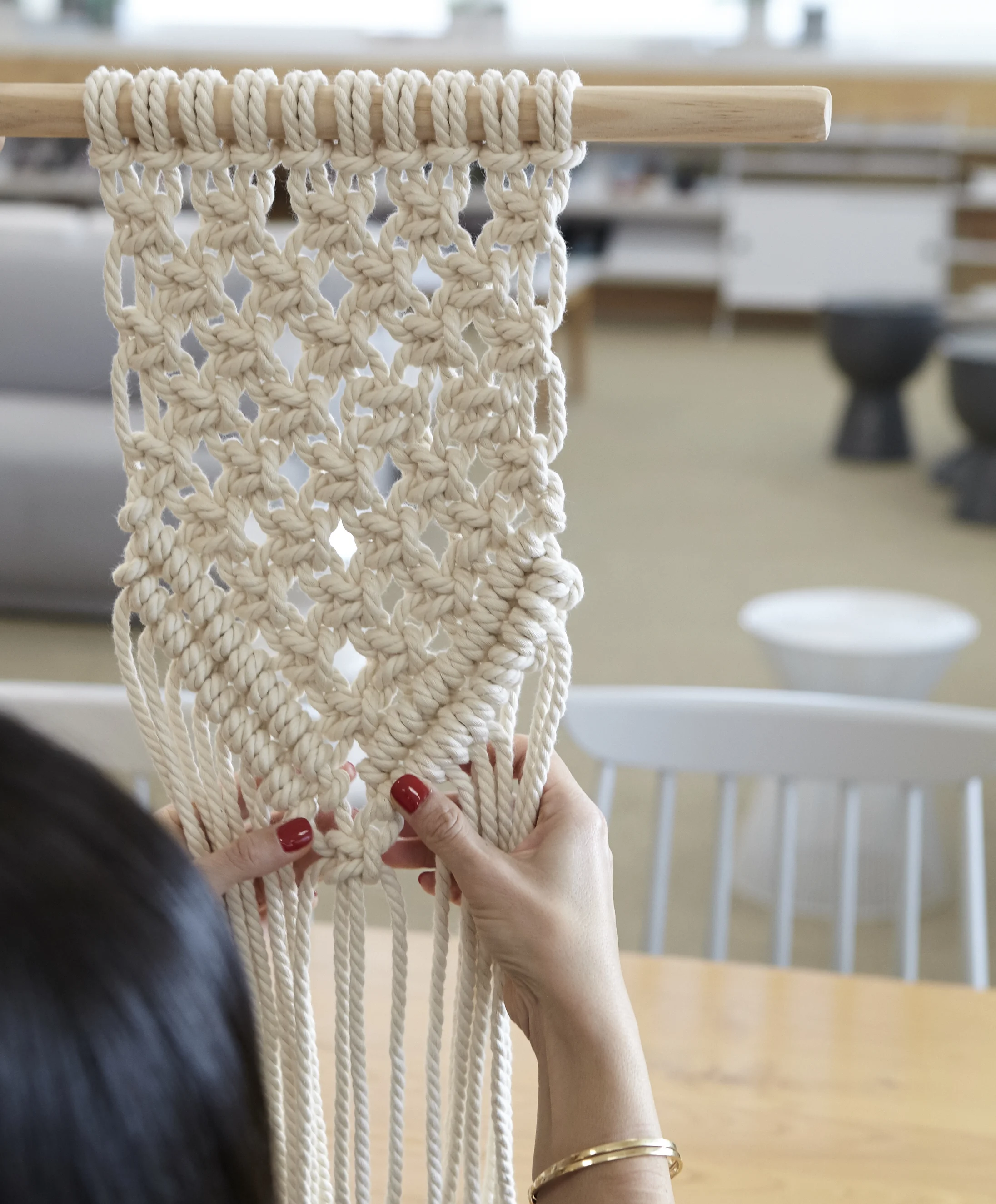 Taller de macramé en las oficinas de Oysho