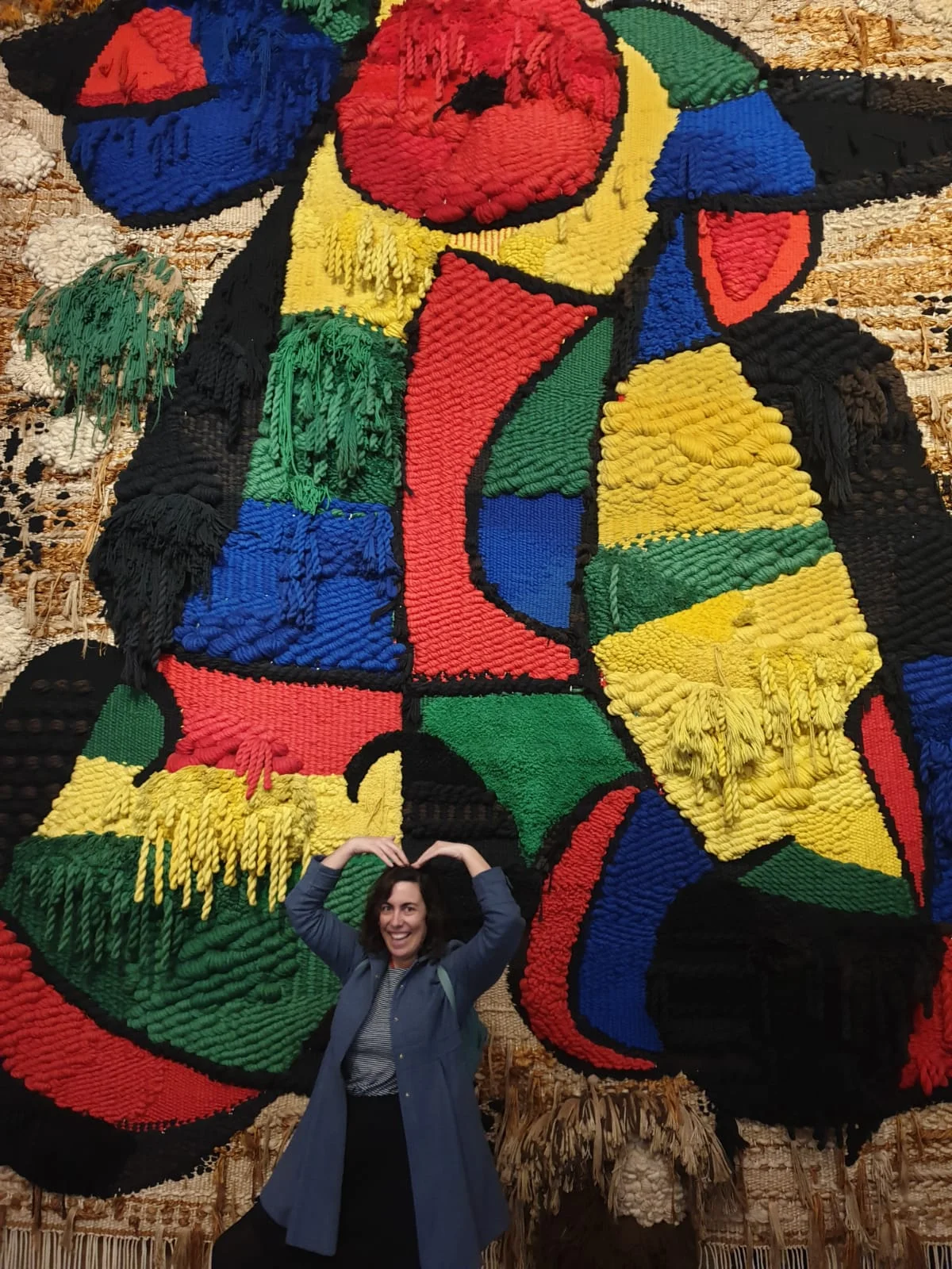 Visitamos el tapiz de Miró por delante (y por detrás)