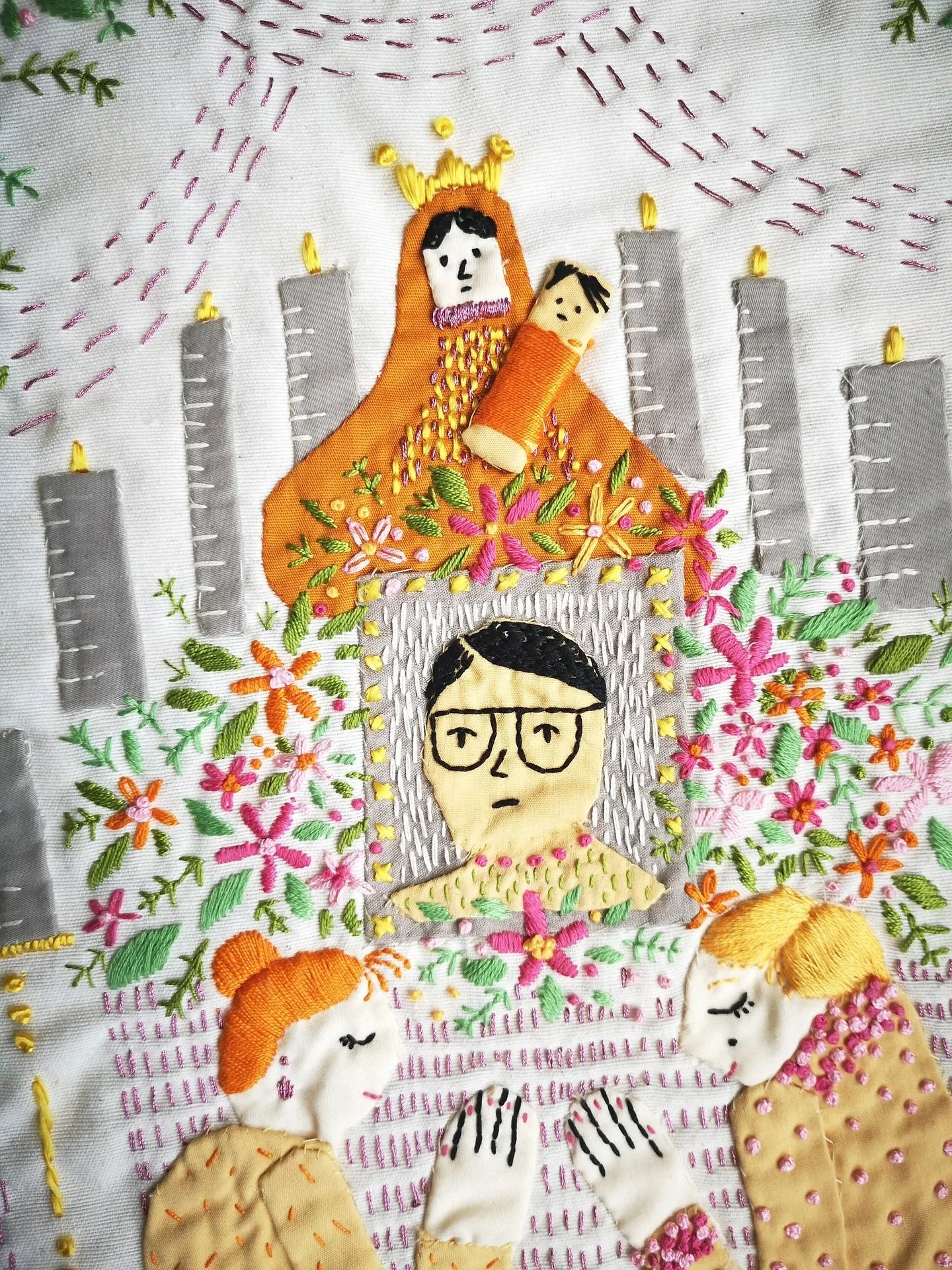 Taller de arpilleras con @bea.lema este viernes 10 de octubre. Las arpilleras son cuadros que se confeccionan con retales de tela y se componen como si fuera un collage para crear una escena. Esta t&eacute;cnica surgi&oacute; en Chile durante la dict