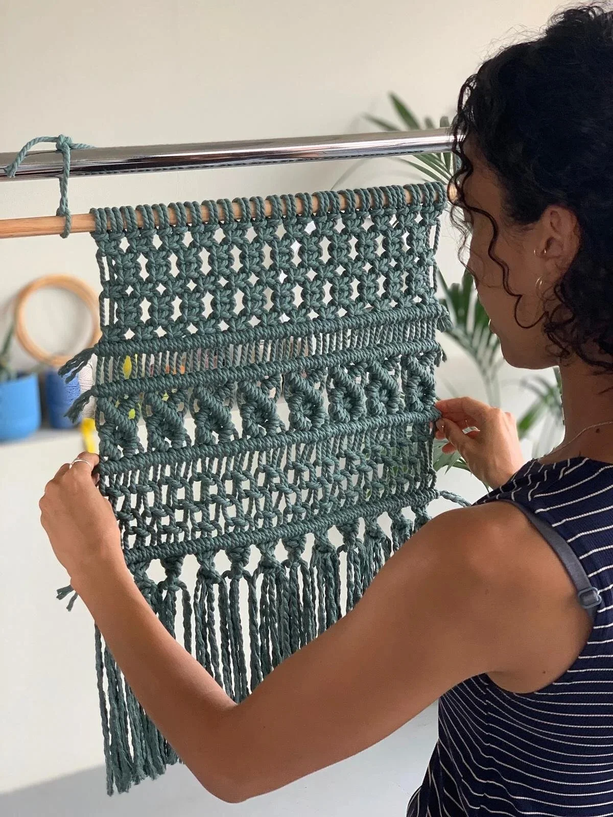 En este curso aprender&aacute;s los nudos esenciales del macram&eacute; y para practicar haremos un tapiz que te servir&aacute; tambi&eacute;n como muestrario de puntos. No es necesario tener conocimientos previos.
El macram&eacute; es una t&eacute;c