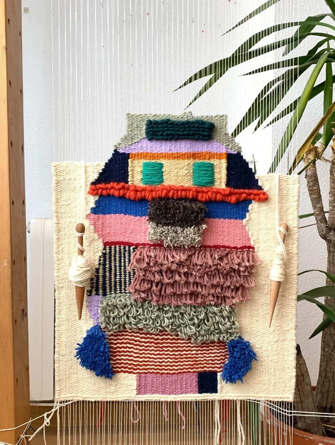 El lunes 20 de abril tenemos taller de introducci&oacute;n al tapiz de alto lizo en Dudu&aacute; y quedan plazas 🧵
El tapiz de alto lizo es una t&eacute;cnica textil antigua en la que construyes la pieza hilo a hilo, nudo a nudo, sobre un telar vert