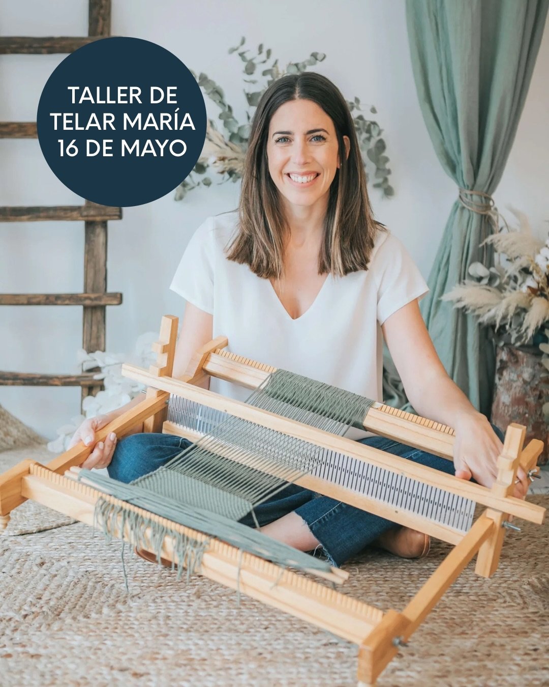 El telar Mar&iacute;a es una herramienta artesanal de estructura sencilla que permite crear piezas con much&iacute;sima riqueza de detalle y textura. Perfecta para explorar patrones, combinaciones de color y materiales &mdash; sin necesidad de experi