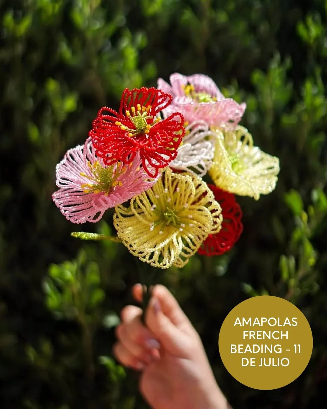 Delicadas y salvajes, las amapolas aparecen cuando menos te lo esperas, llenando los campos de verano de color y ligereza. En este taller aprender&aacute;s a transformar peque&ntilde;as cuentas en una de las flores m&aacute;s emblem&aacute;ticas de l