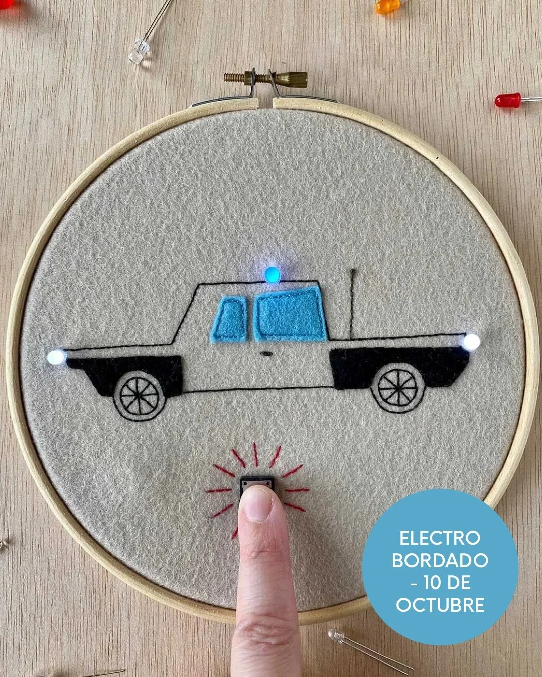 Los textiles electr&oacute;nicos son textiles que incorporan circuitos, microcontroladores y materiales que conducen la electricidad. Sus aplicaciones se extienden desde el arte y la moda, a la performance, la m&uacute;sica y el dise&ntilde;o interac