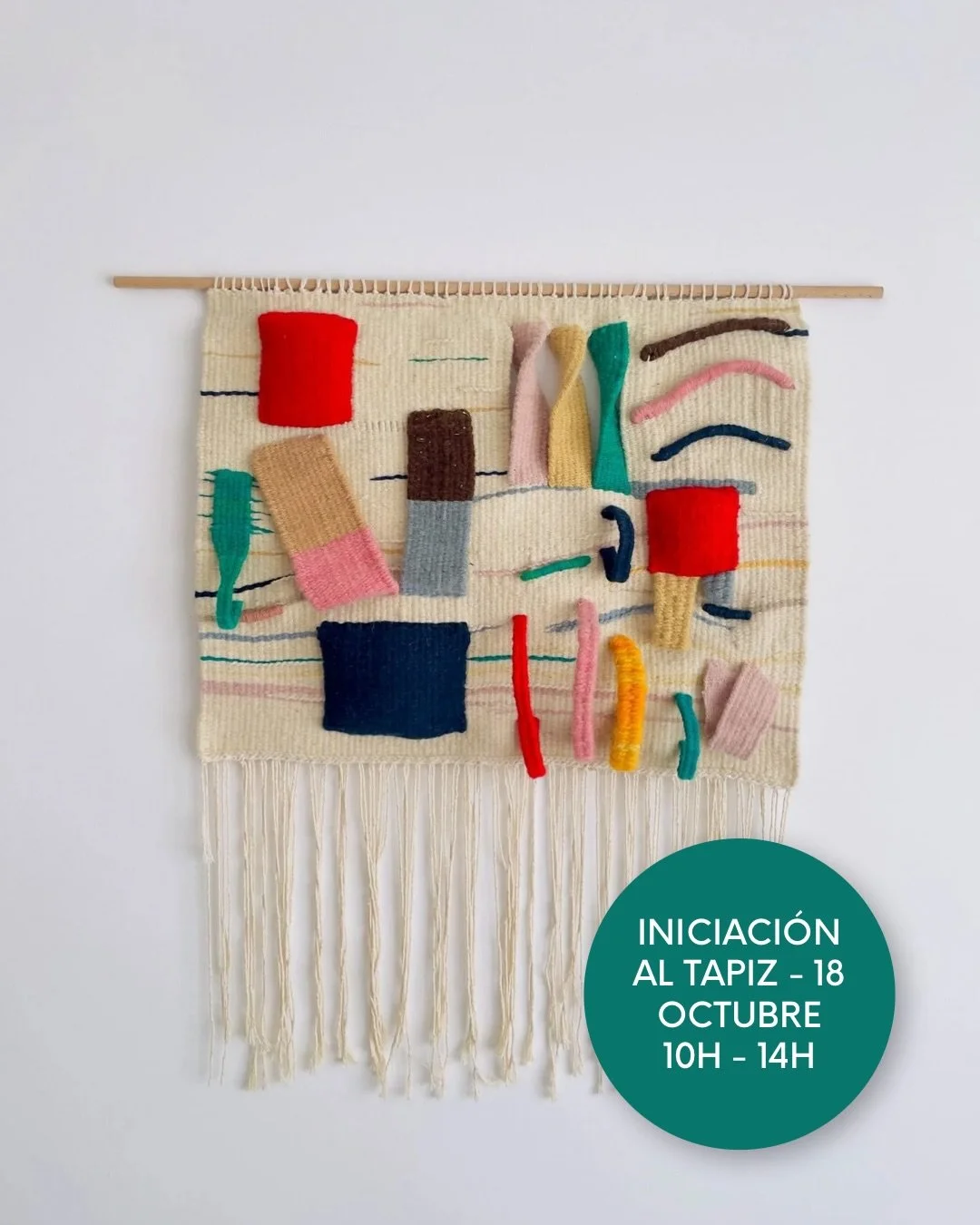 El domingo 18 de octubre viene Luna, de @casachinchilla, y le dedicamos el d&iacute;a entero al tapiz de alto lizo.
Por la ma&ntilde;ana, de 10 a 14 h, hacemos el taller de iniciaci&oacute;n. Es para quien no ha tejido nunca: montas la urdimbre en un