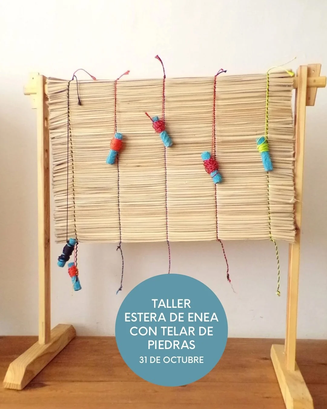 Antes de los colchones se dorm&iacute;a sobre esteras. Y antes de los telares que todos imaginamos, ya se tej&iacute;a con piedras.

El telar de piedras es una de las formas m&aacute;s antiguas de trabajar las fibras vegetales. Es muy sencillo: un tr