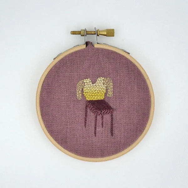 Chaleco amarillo en silla morada.jpg