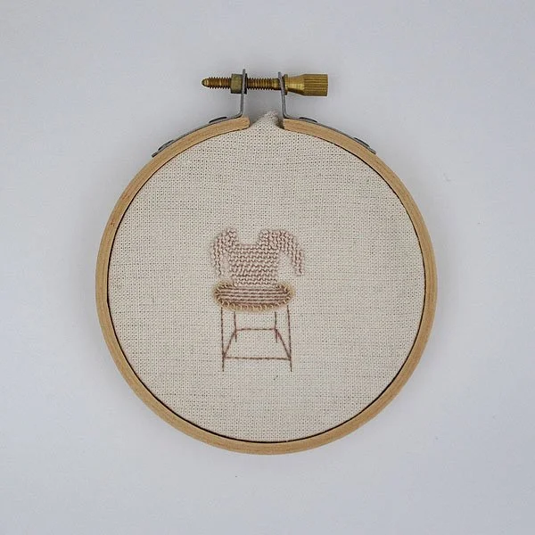 Silla pequeña con sweater.jpg