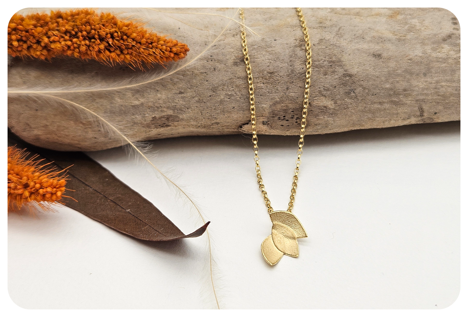 gold euc leaves pendant.png