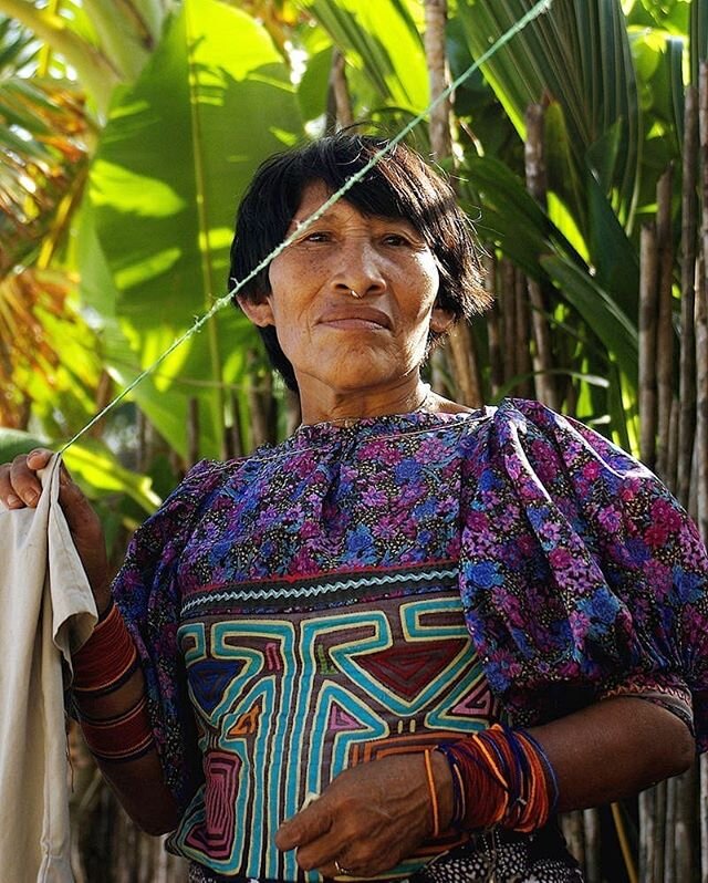 Fabriqu&eacute;s &agrave; la main, les molas font partie du costume traditionnel des femmes du peuple kuna, vivant principalement au Panama.

Plusieurs couches de tissus sont assembl&eacute;es pour former les plastrons et les dossards des corsages po