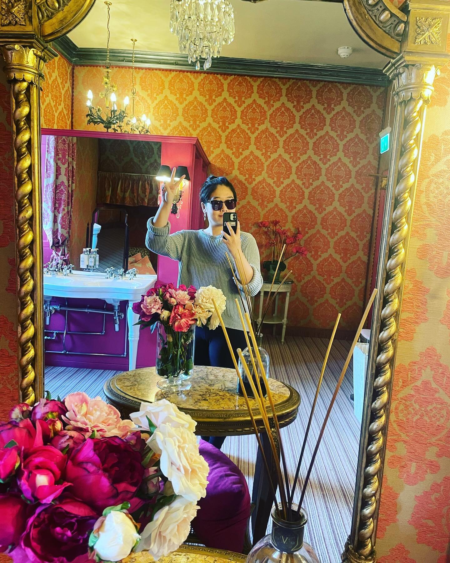 Welcome to Bougie Town! Went full goblin mode after finding this stunning bathroom with a whole bunch of mirrors. A carpeted bathroom though?? 🤔 
✨✨✨
(P.s. hello! It&rsquo;s my face✨)