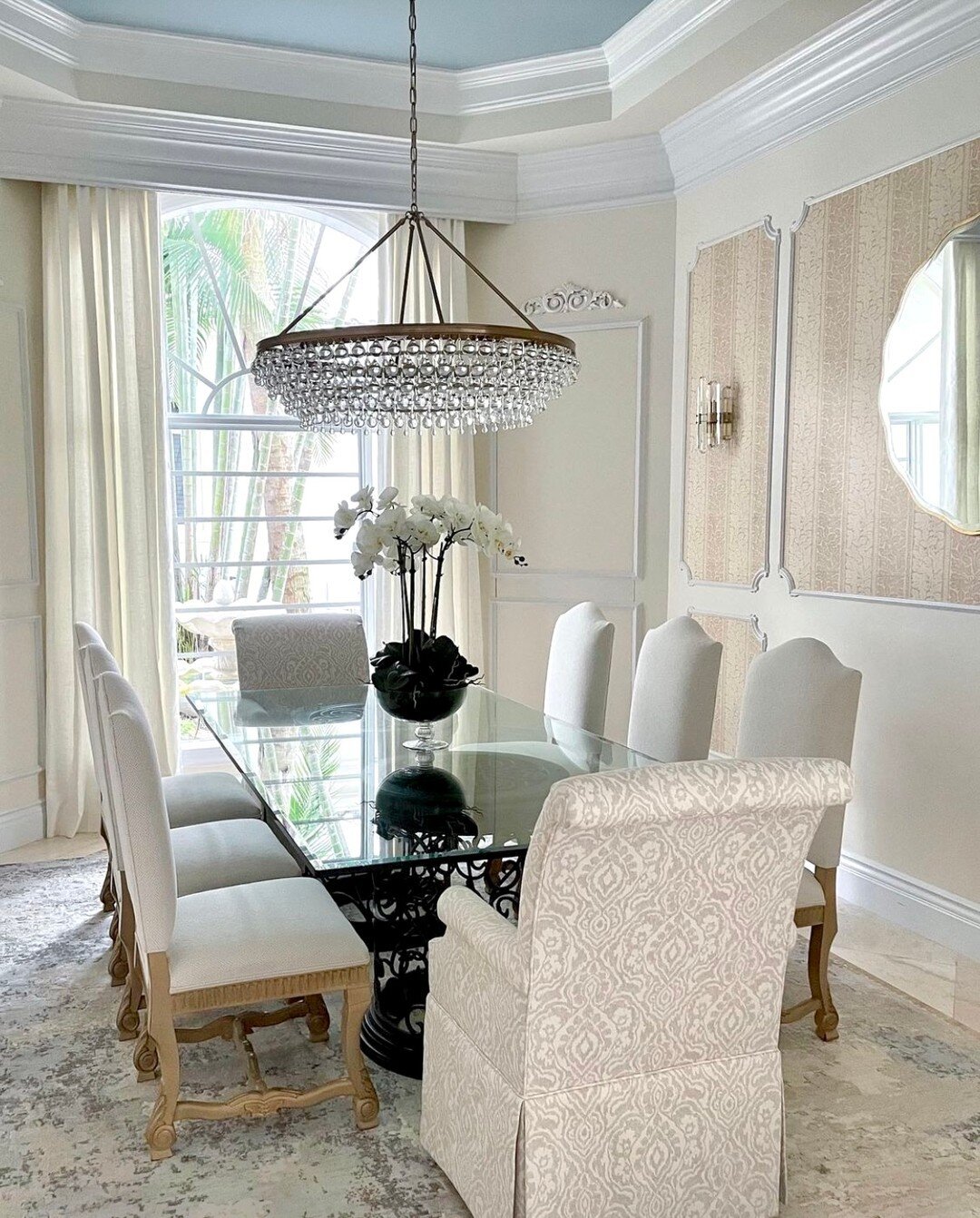 Who doesn't love a good before and after?
From dim to dazzling, we love this dining room redesign from reupholstered chairs to glamorous lighting. 😉

Design: @sandraasdourianinteriors
Light: Calypso Chandelier
Check out our Link in Bio for lighting 
