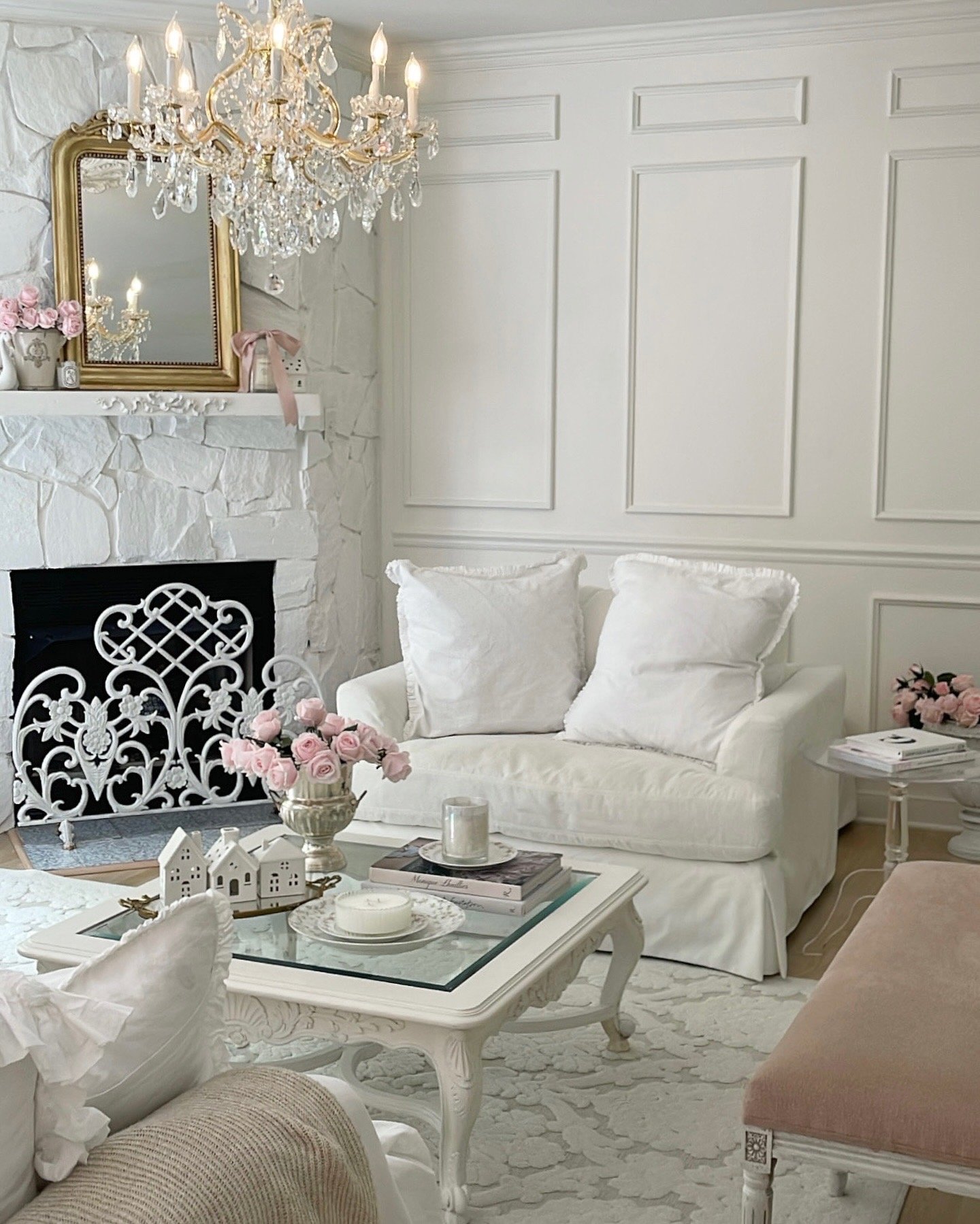 insta @jadorelexiecouture maria theresa living room flowers.jpg