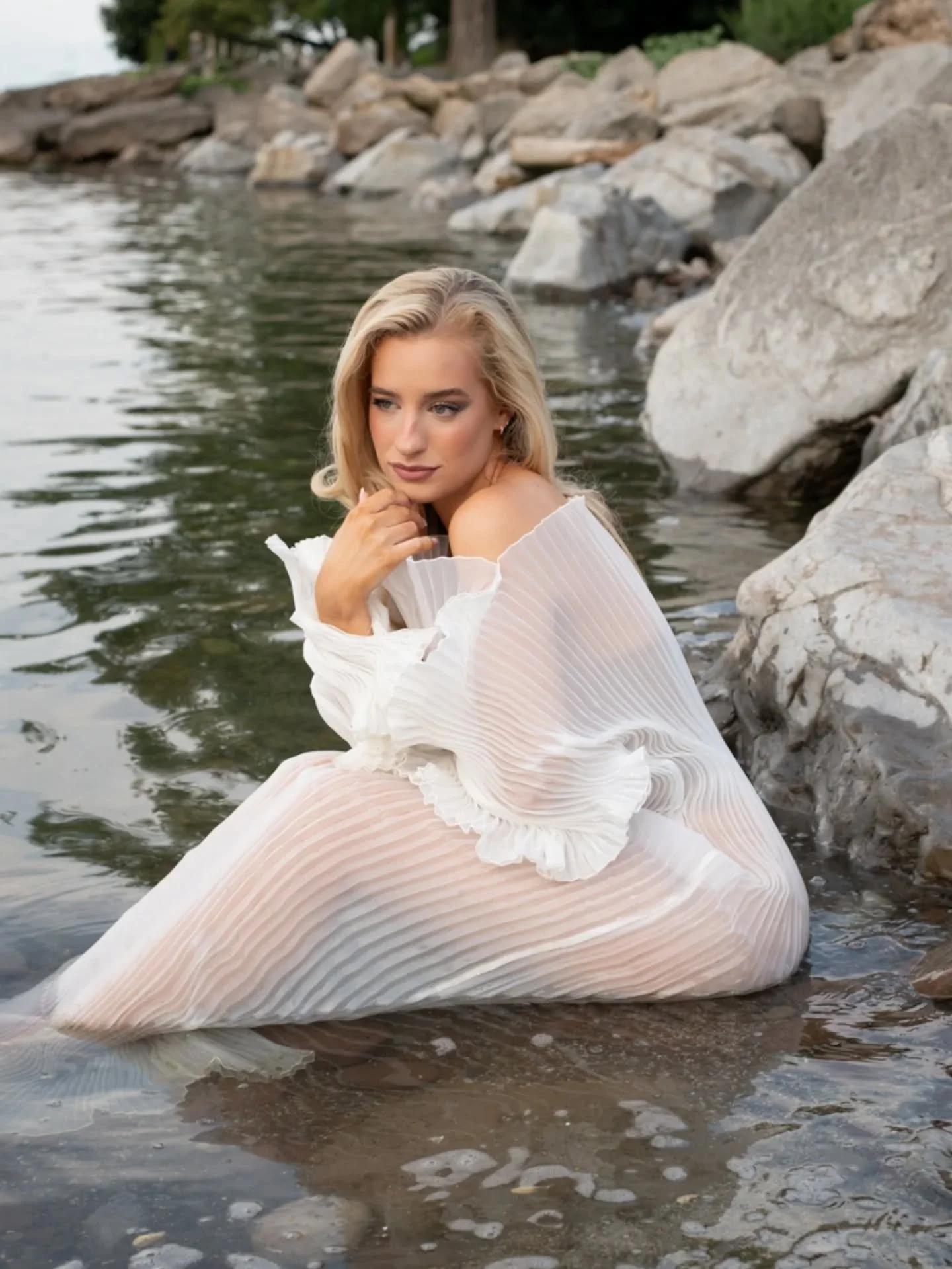 More of this gorgeous lady! 😍✨ Natural. Polished. Ready to shine.  I'm your girl if you need retouching help! 

📷 @crazycatladyphotography.ccl 

#photoedit #photoretouching #photoretoucher  #photoretouch #retoucher #retouch #retouchartist