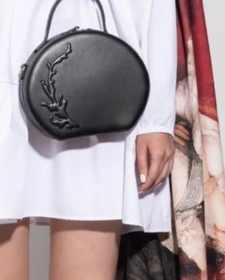 Timeless design for timeless style!⠀⠀⠀⠀⠀⠀⠀⠀⠀
⠀⠀⠀⠀⠀⠀⠀⠀⠀
⠀⠀⠀⠀⠀⠀⠀⠀⠀
⠀⠀⠀⠀⠀⠀⠀⠀⠀
#tellnoleyes #handbags #leatherbag #madeinitaly #luxuryhandbag #luxury #italianleather #ootd #handmade #newyorkfashion #londonfashion #milanfashion #parisfashion #celine #styl