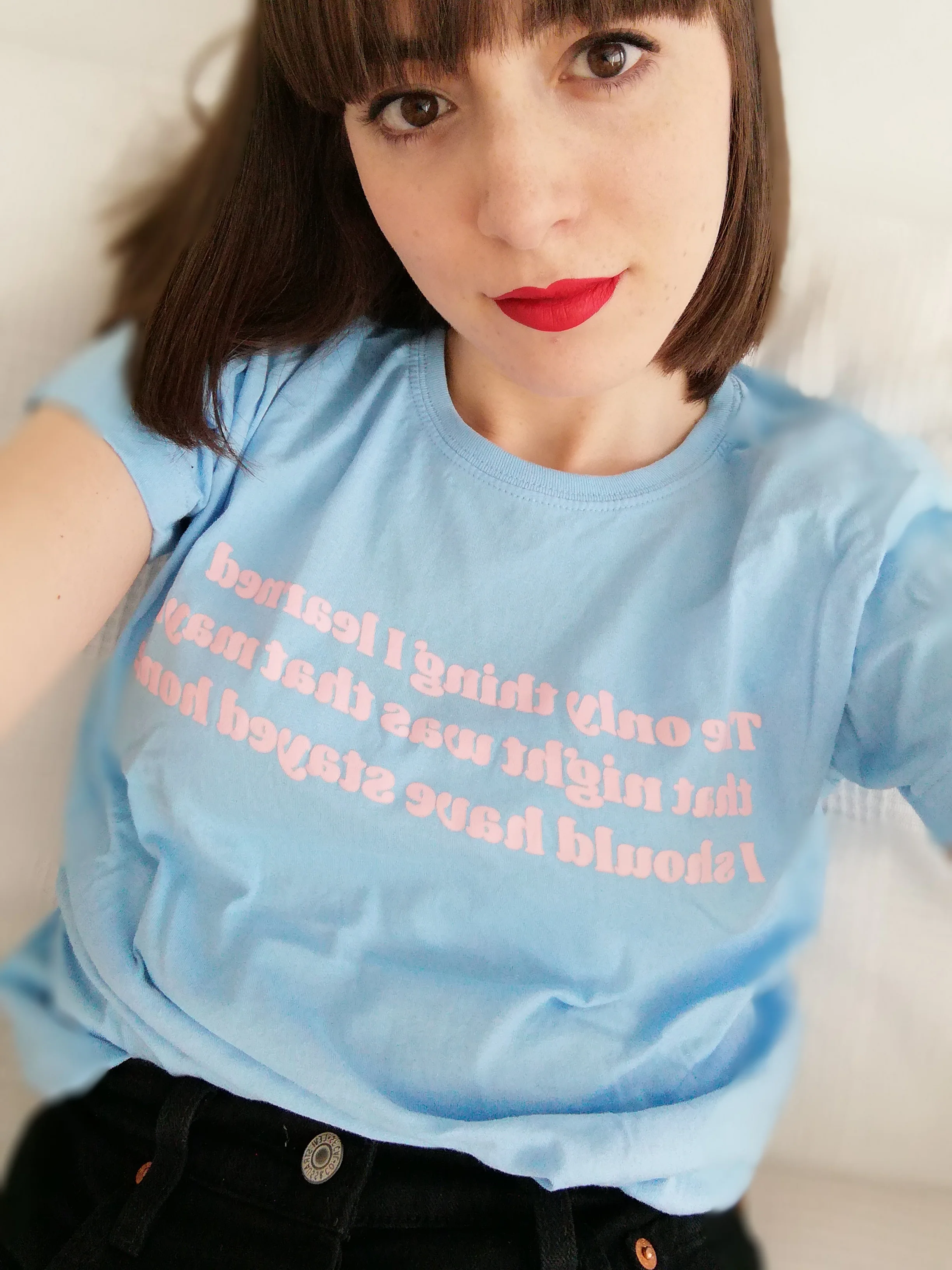 Ana lleva nuestra camiseta LULA en celeste.
