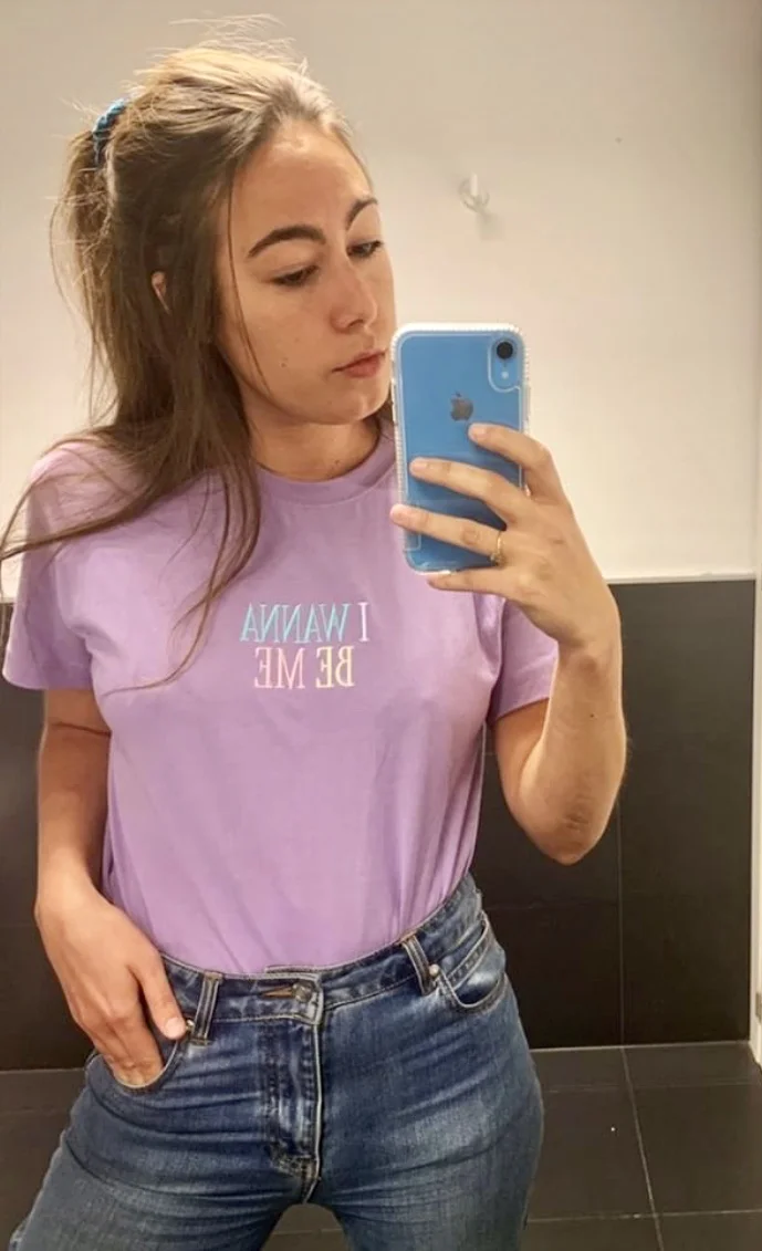 Andrea lleva nuestra camiseta NANA