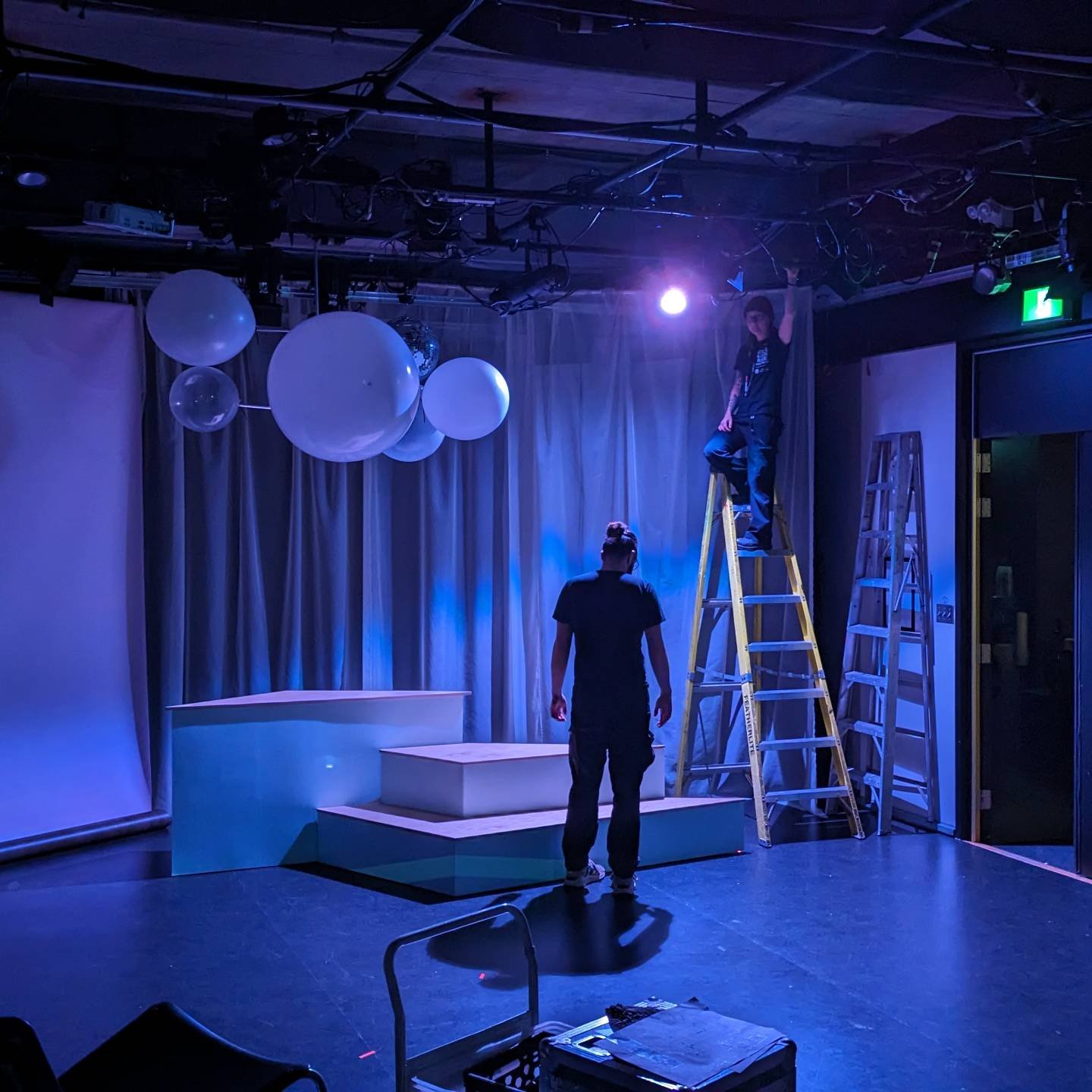 Love me a focus! Install day 1 for Every Day She Rose at @theatrebtw come check it out later then week at @espacelibre !!! Set by the always marvelous @zoelamouche #theatre #lightingdesign #mtl
