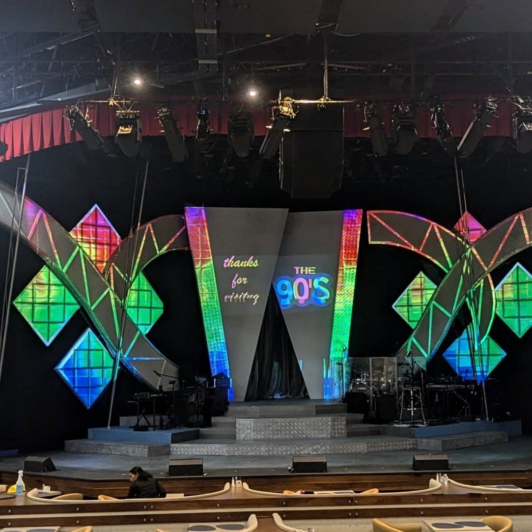 Bye Edmonton, as always it's been a pleasure! Lots of love to the whole @mayfieldtheatreyeg team - it's just always the best working here ❤️ set by the incomparable T. Erin Gruber &amp; Skye Grinde - video by yours truly#videodesign #potatocakesdigit