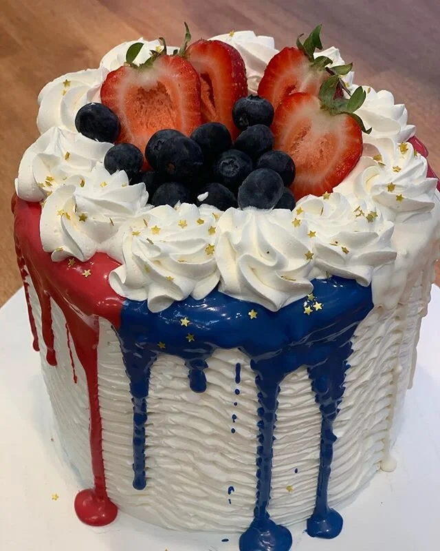 How cute is this Vanilla Berry Cake😍 we got a couple available at our bakery, today and tomorrow. You can pre order your 4th of July cake. 🎂
