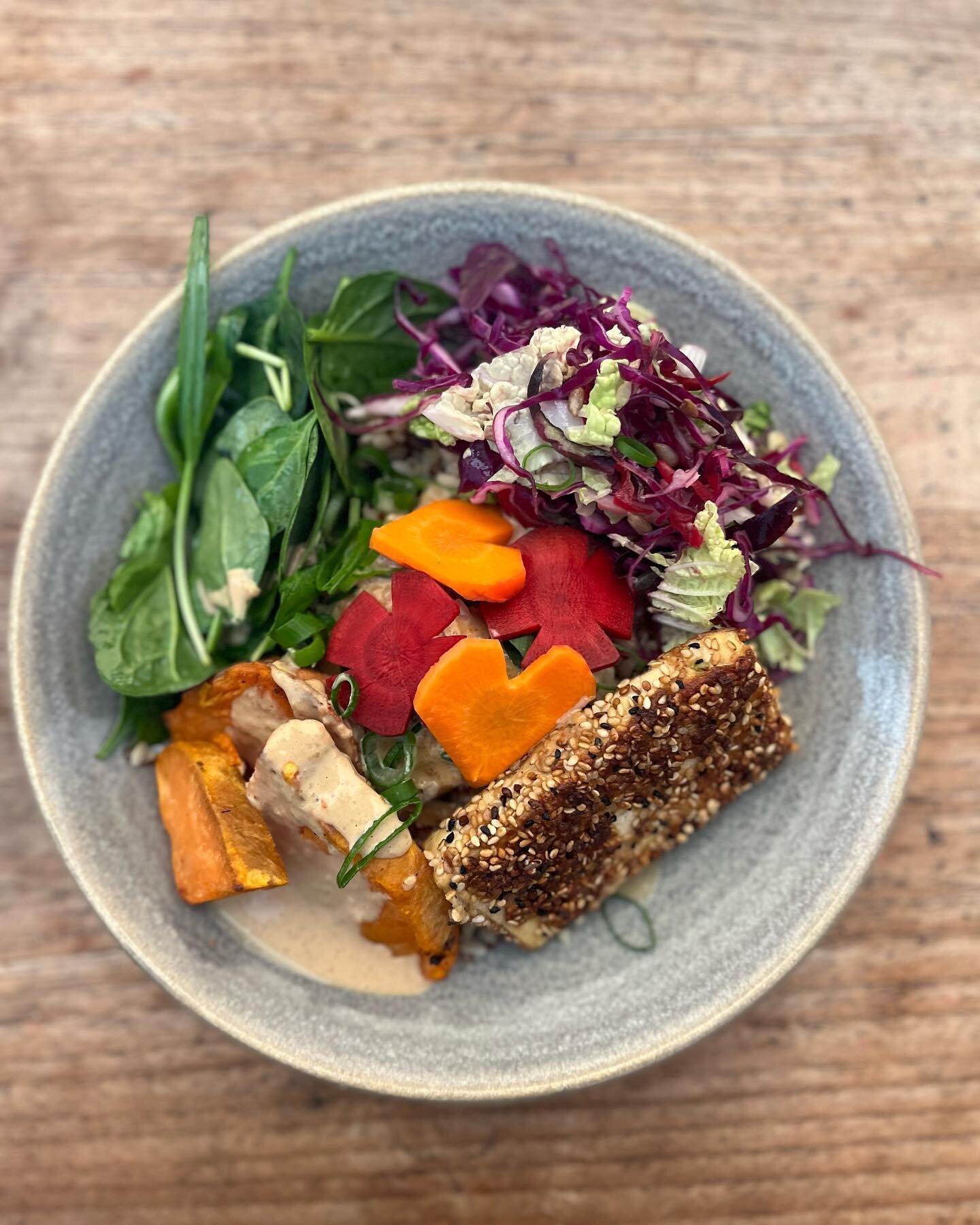 Today&rsquo;s lunch is made with extra love 🥰! Come and try our beautiful Tofu Sunday&rsquo;s Lunch Bowl! 🥙 
#vegan #organic #glutenfree