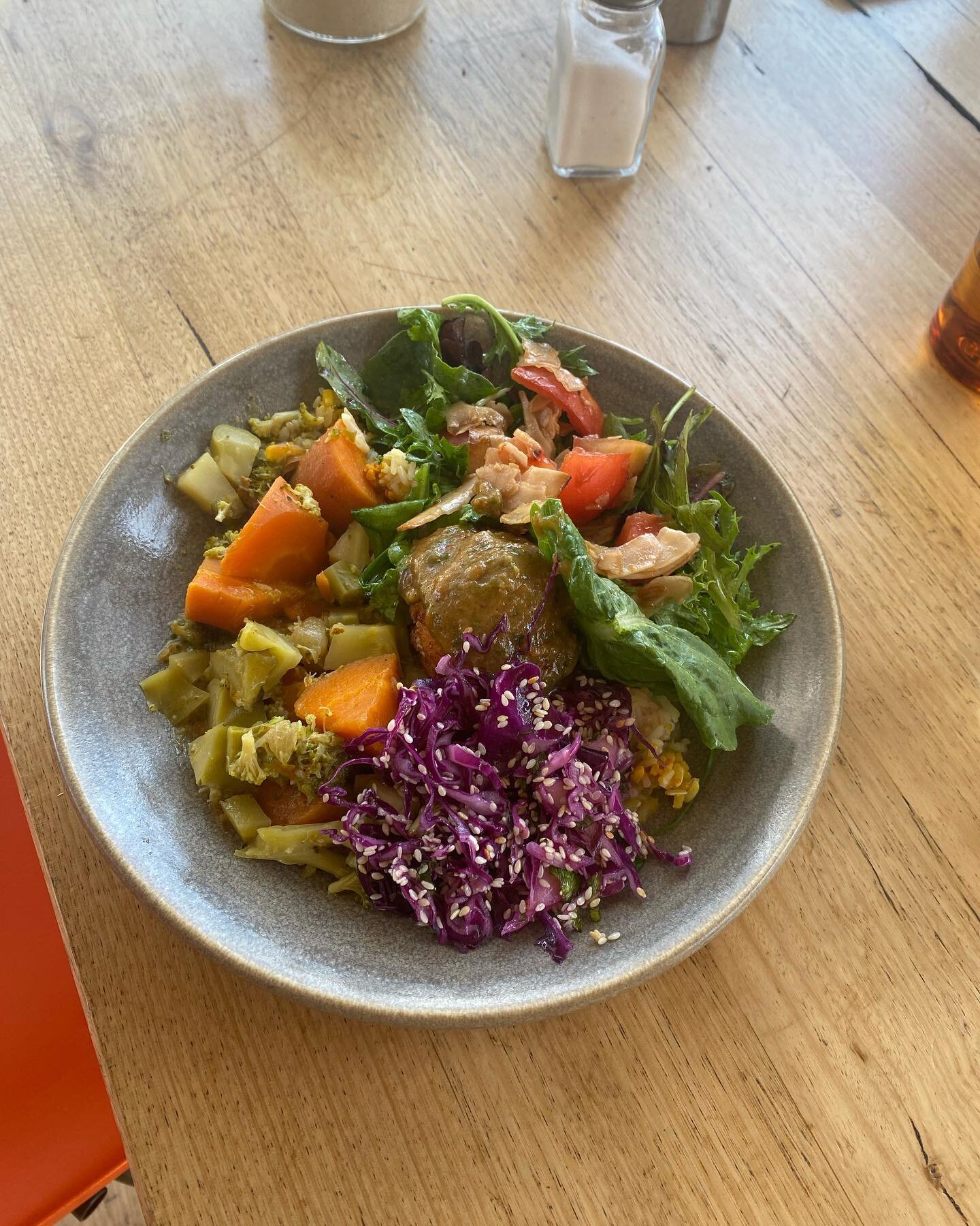 Beautiful rainbow lunch today with thai green curry with seasonal veggies, tofu pumpkin balls with kafir lime sauce, turmeric and ginger brown and white rice, toasted coconut tomato salad and cabbage pickle! 
Organic, vegan and gluten free.
Yum ❤️🧡?