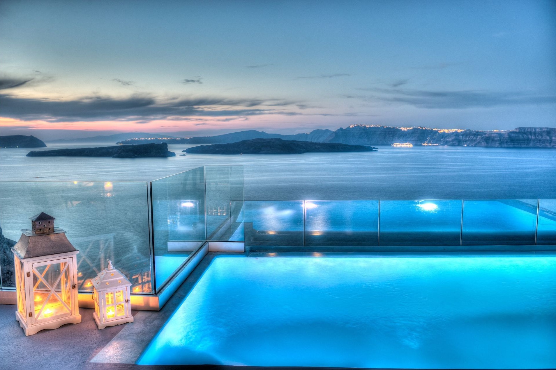 Astarte_Suite_private_infinity_pool_Santorini_A4_at_night.jpg