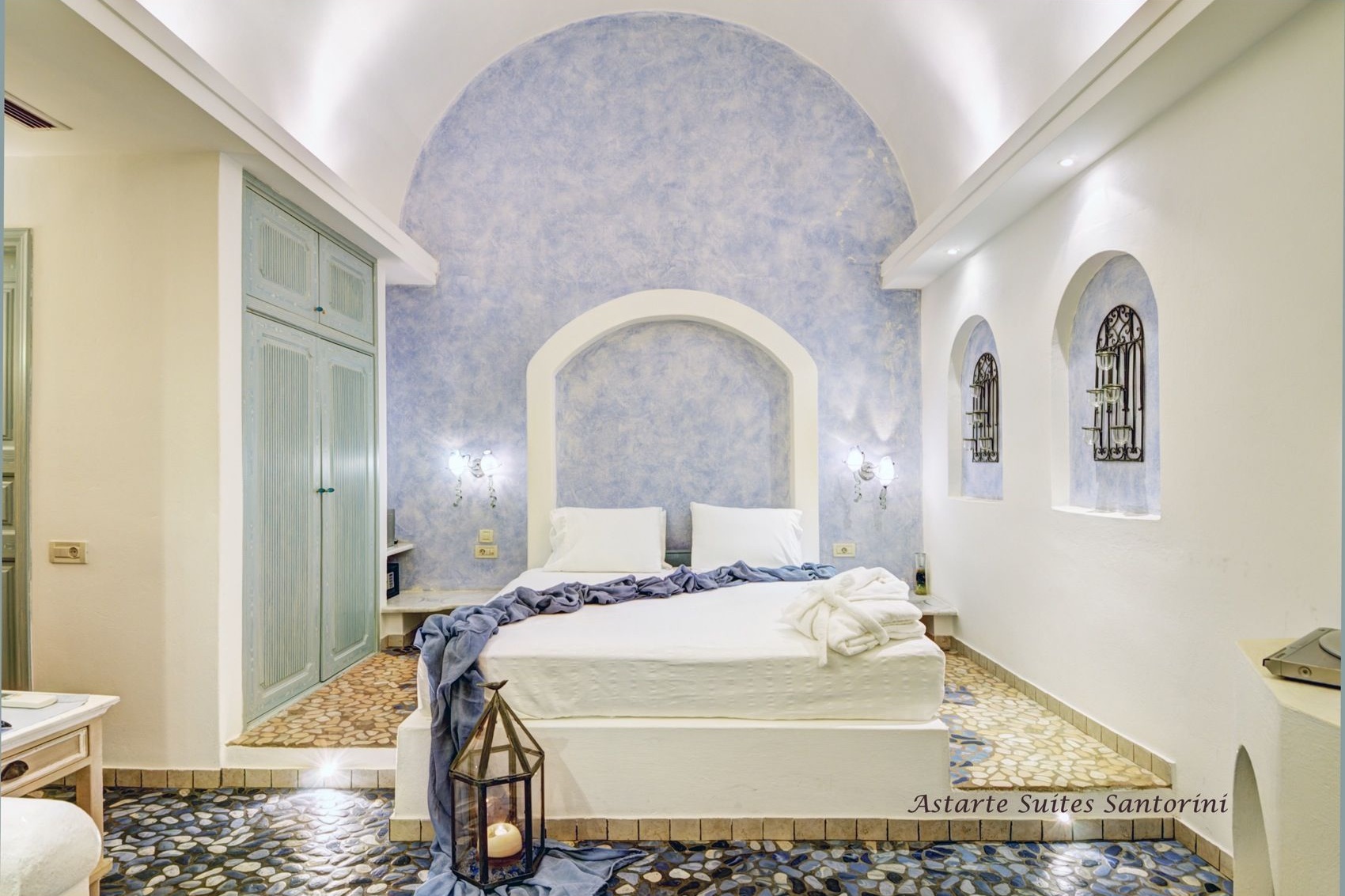 2_Executive_suite_private_open_air_Jacuzzi-_Astarte_Suites_in_Santorini.jpg