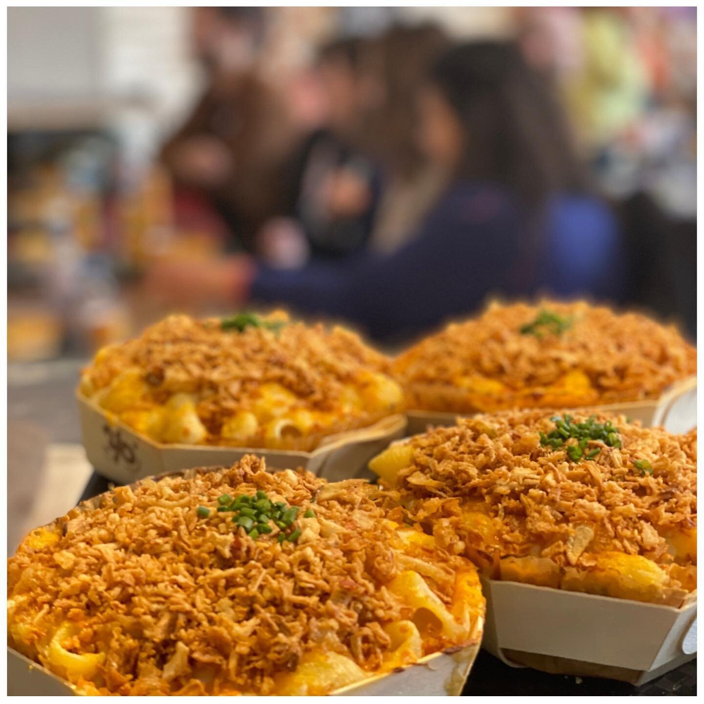 Yo&rsquo; ! Mais quel kiffe de vous recevoir en &eacute;quipe 🎉 Si tu veux venir en masse, appelle nous et r&eacute;serve une table 😊 01 42 23 75 17 
.
.
.
.
#enequipe #team #teamacncheese #macncheese #macaroniandcheese #fromage #cheeselover #foodg