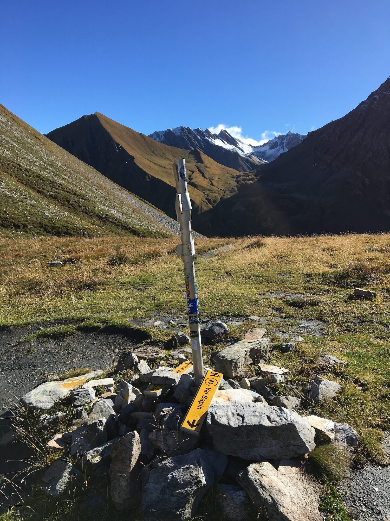 Junction point to Val Sapin and trail to RifugioBonatti