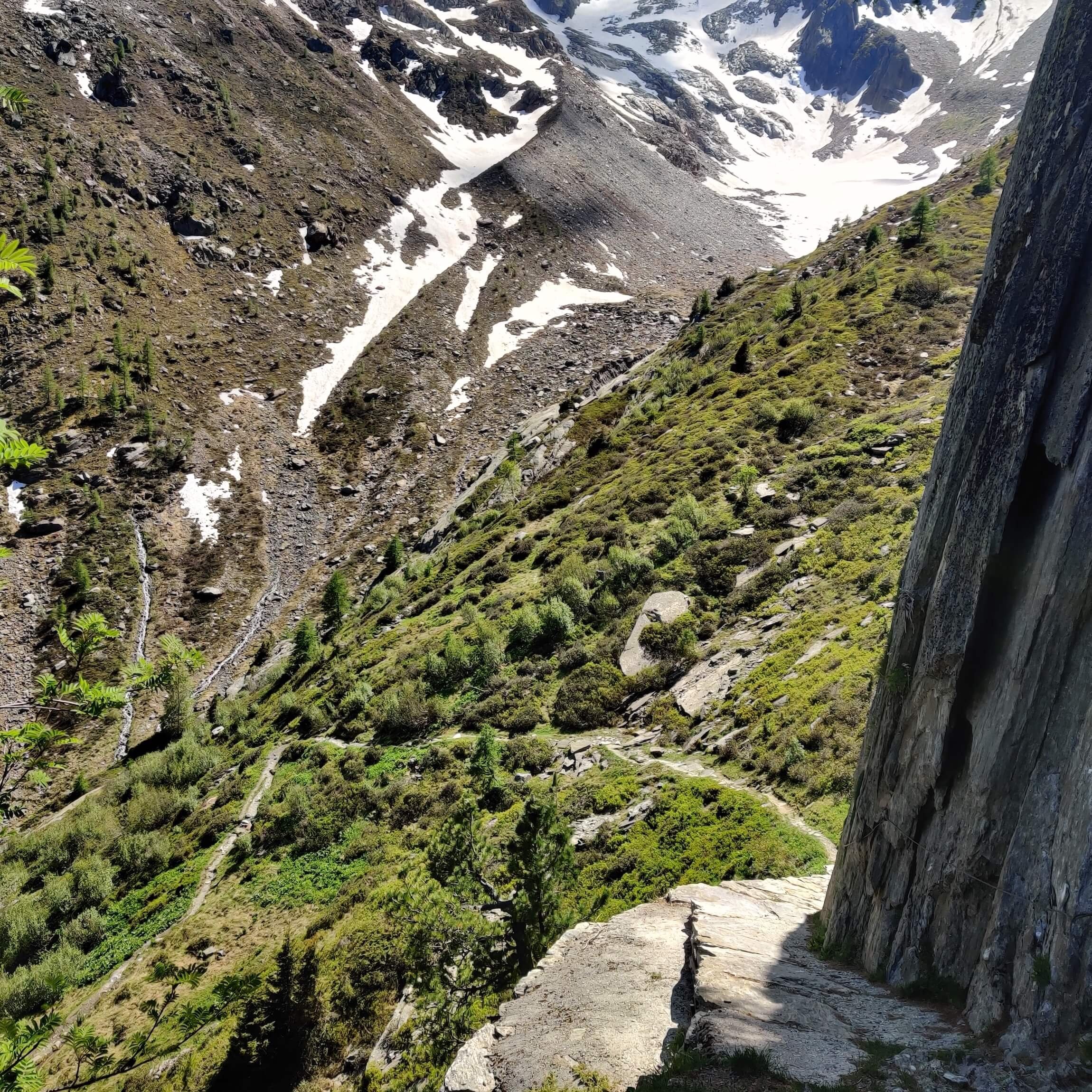 Stone staircase from top - below refuge Les Grands_resized.jpg