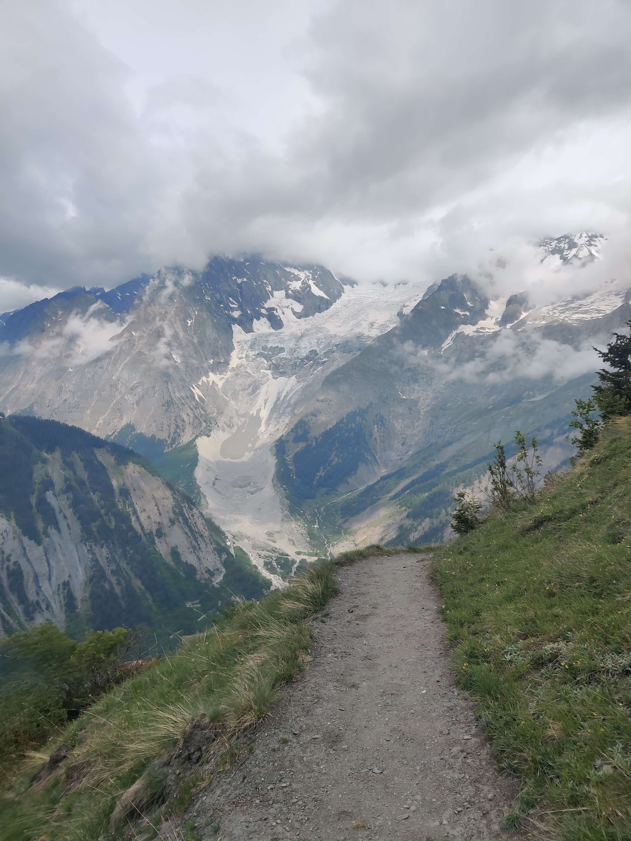 Beginning of main TMB balcony trail along the Italian Val Ferret_resized.jpg