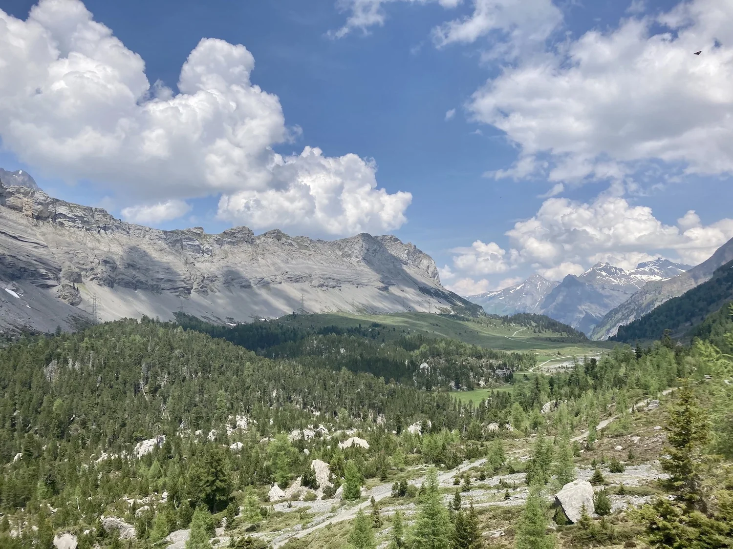 Ueschenegrat ridgeline above the Kandersteg region