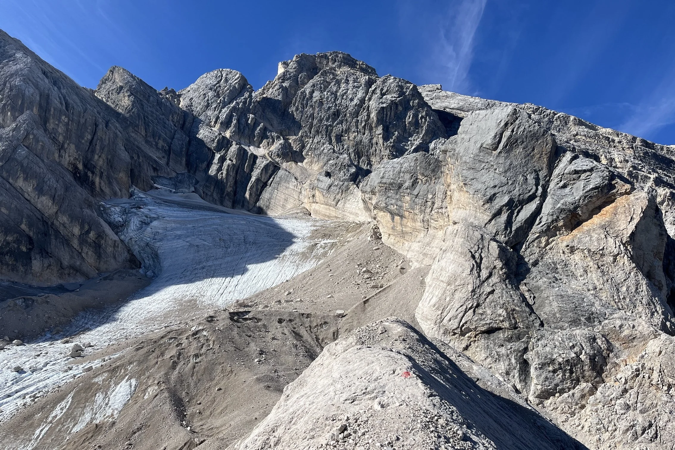Hiking the rugged mountain terrain between Forcella del Ghiacciaio and Piani dell’Antelao on the Alta Via 4